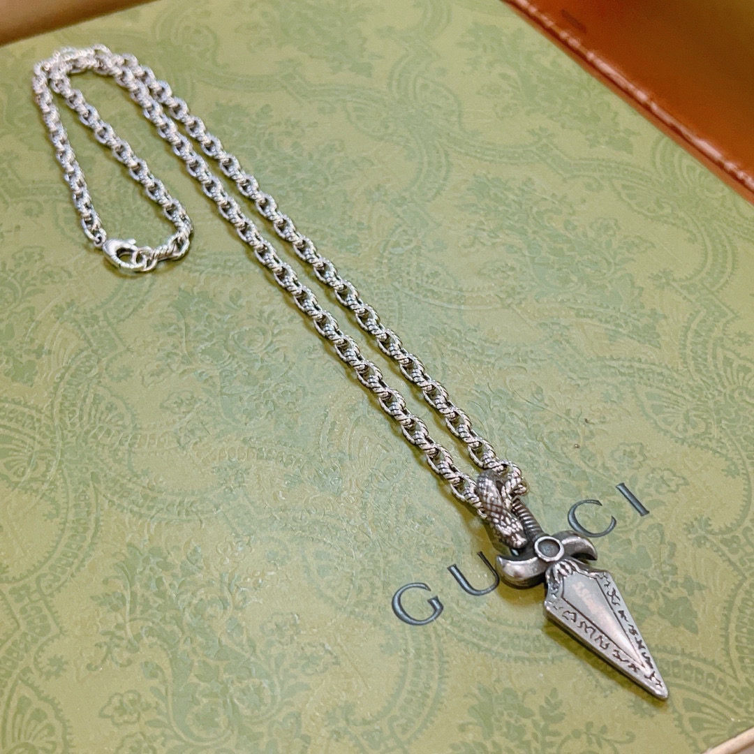 NO:386396,The latest model of Gucci Necklace 2025 chain grade is higher, the same style as star Anger Forest series double G Gucci Necklace Snake Head Sword Unique temperament necklace precision necklace Detailed version aging treatment Non-market glossy version This model has been released. Gucci Hot models are very easy to match with trendy clothes, fine accessories, gucci, necklace19860909批 古驰项链2025最新款链条档次更高明星同款Anger Forest系列双G古驰项链蛇头宝剑独特气质项链 精工项链 细节对版做旧处理 非市面亮面版型 这款一直在出 古驰里面热卖款 非常好搭配潮流衣服,饰品精品,gucci,necklace,Jewelry
