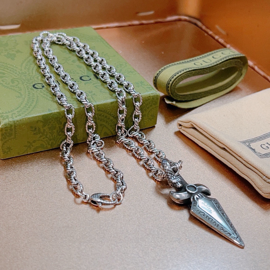 Gucci古驰双G蛇头宝剑ネックレス - 独特な雰囲気を演出