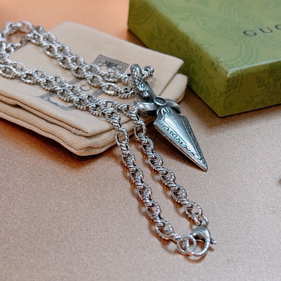 Gucci古驰双G蛇头宝剑ネックレス - 独特な雰囲気を演出