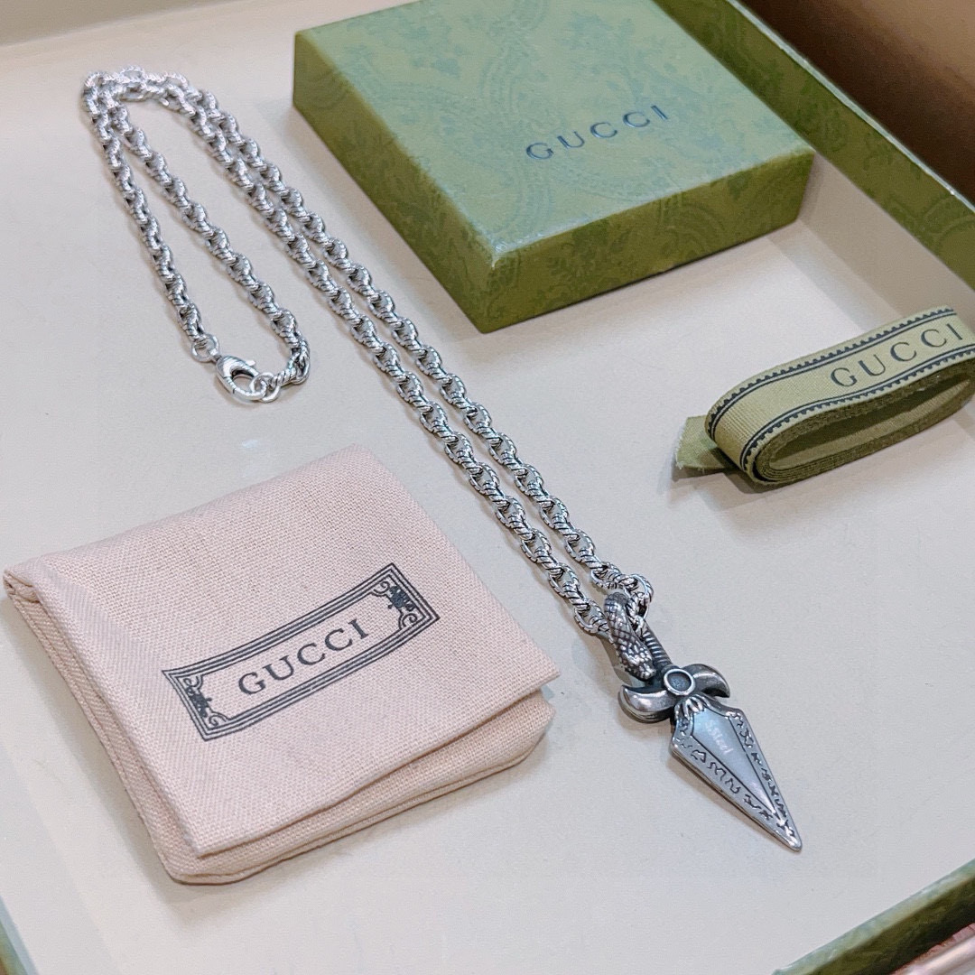 Gucci古驰双G蛇头宝剑ネックレス - 独特な雰囲気を演出