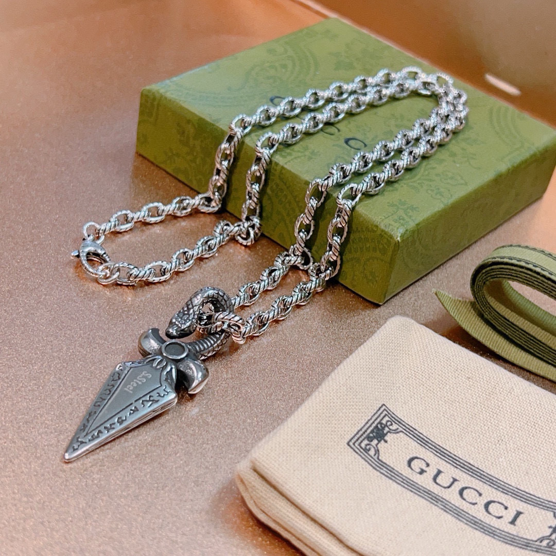 Gucci古驰双G蛇头宝剑ネックレス - 独特な雰囲気を演出