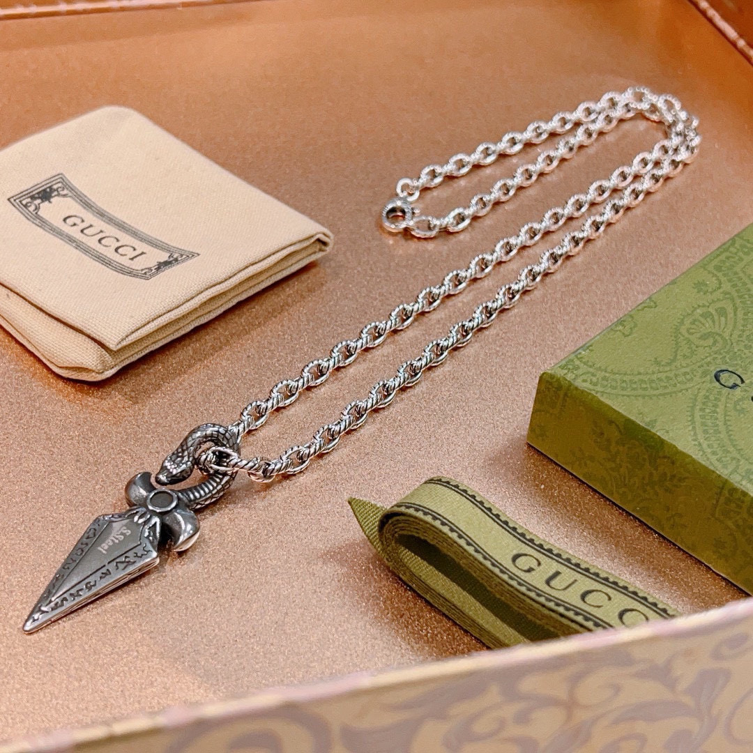 Gucci古驰双G蛇头宝剑ネックレス - 独特な雰囲気を演出