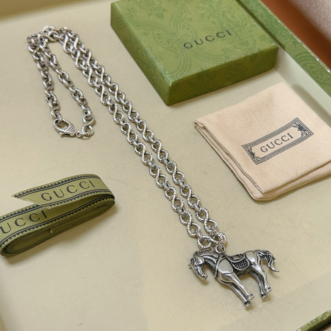 NO:386500,Comment: Too handsome. The latest model of Gucci necklace is higher in chain grade. The same classic model Anger Forest series double G Gucci necklace. Details are used to treat the version. Non-market glossy style. This model has been released. Gucci is very easy to match with trendy clothes, fine accessories, gucci, necklace19860909批 太帅啦 古驰项链最新款链条档次更高明星同款经典款Anger Forest系列双G古驰项链 细节对版做旧处理 非市面亮面版型 这款一直在出 古驰里面热卖款 非常好搭配潮流衣服,饰品精品,gucci,necklace,Jewelry