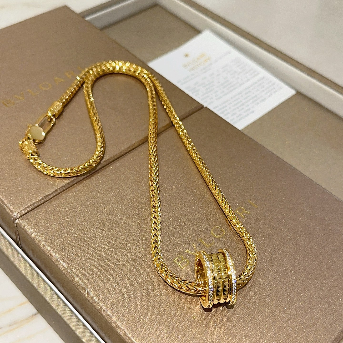 NO:386512,Bulgari necklace V gold material.BVLGARI Bulgari DIVAS' DREAM series. Perfect appearance, invincible details, the unique color is completely impeccable, and is decorated with a classic ring shape design. It is simple but elegant and eye-catching. The combination of 18K gold makes the complexion look more elegant and the upper body is elegant and moving. The same style for men and women. Bulgari necklace. Recommended products. Total length 60 cm. The chain body is super silky, and the jewelry is boutique. Bottega veneta, bvlgari, bvlgari, necklace19860909批.宝格丽项链V金材质 .BVLGARI宝格丽 DIVAS‘ DREAM 系列 品相完美,细节无敌,那种独特的色泽完全无可挑剔,再缀以经典指环外形设计,简约之余却又优雅夺目,18K金的组合更显气色,上身雅致动人.男女同款 宝格丽项链 爆品推荐 总长60厘米 链身超丝滑,饰品精品,bottega veneta,bvlgari,bvlgari,necklace,Jewelry