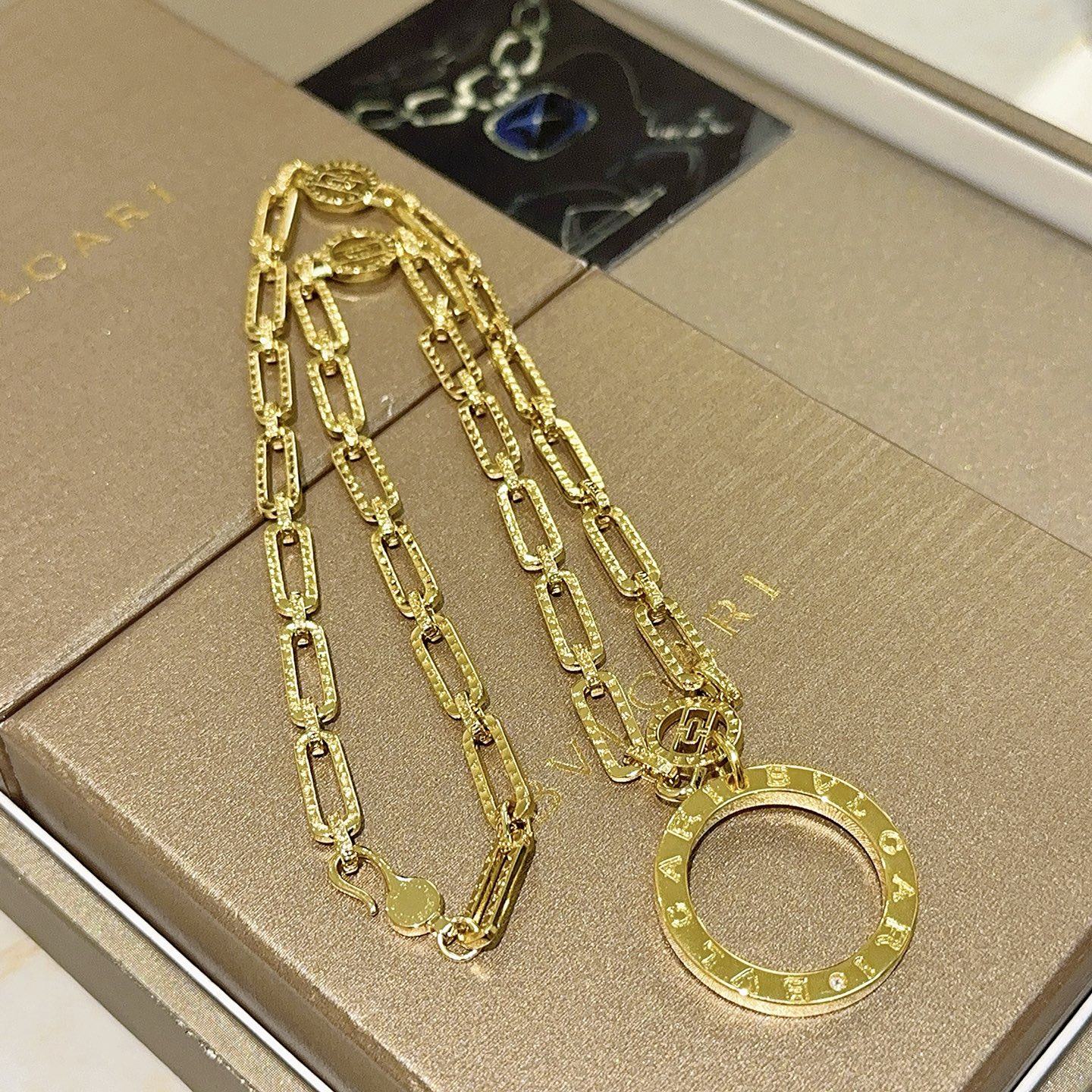 NO:386517,Bulgari necklace V gold material.BVLGARI Bulgari DIVAS' DREAM series. Perfect appearance, invincible details, the unique color is completely impeccable, and is decorated with a classic ring shape design. It is simple but elegant and eye-catching. The combination of 18K gold makes the complexion look more elegant and charming. The same style as men and women. Bulgari necklace. Recommended products: 60 cm in total, fine jewelry, bottega veneta, bvlgari, bvlgari, necklace19860909批.宝格丽项链V金材质 .BVLGARI宝格丽 DIVAS‘ DREAM 系列 品相完美,细节无敌,那种独特的色泽完全无可挑剔,再缀以经典指环外形设计,简约之余却又优雅夺目,18K金的组合更显气色,上身雅致动人.男女同款 宝格丽项链 爆品推荐 总长60厘米,饰品精品,bottega veneta,bvlgari,bvlgari,necklace,Jewelry