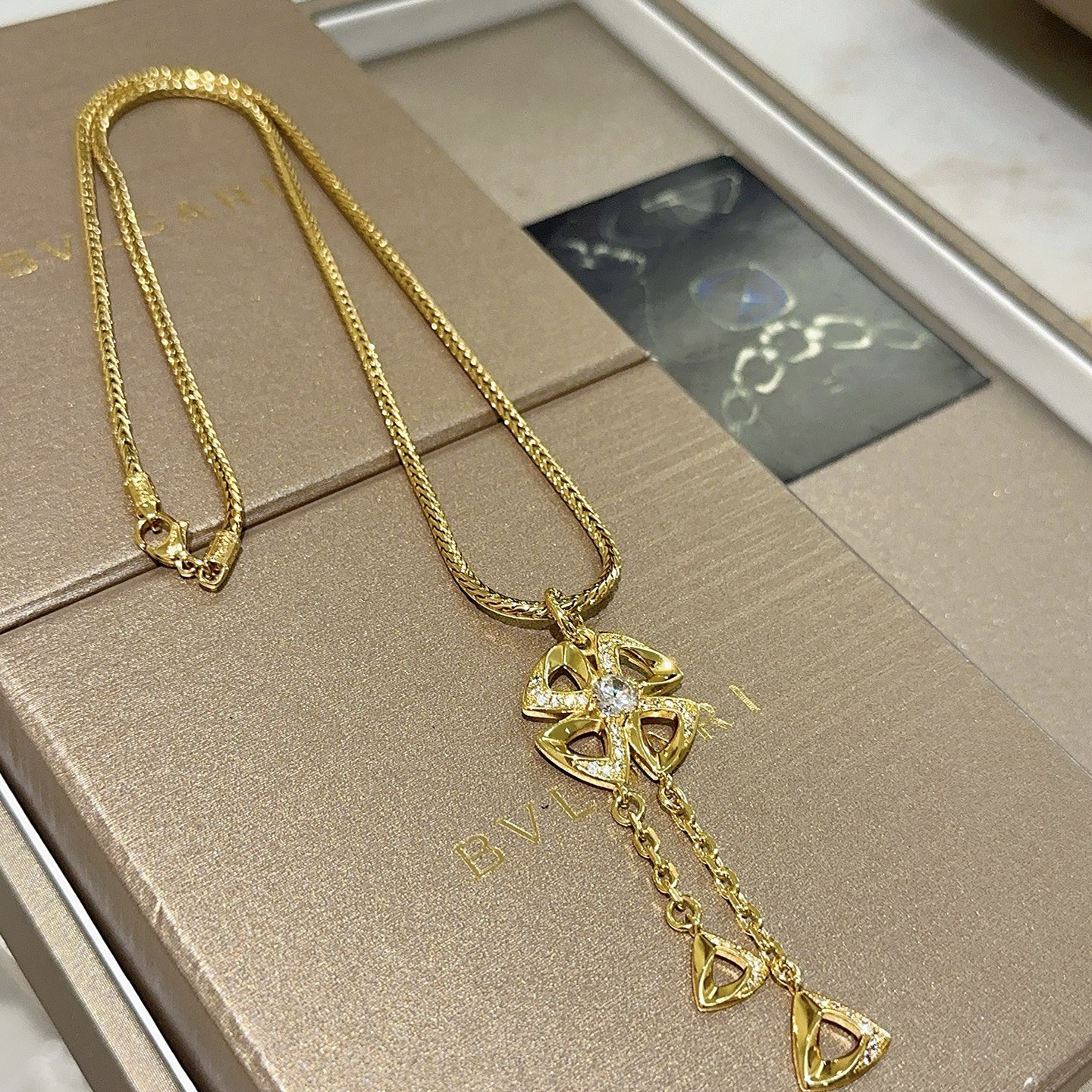 NO:386532,Bulgari necklace V gold material. BVLGARI DIVAS' DREAM series. Perfect appearance and invincible details. The unique color is completely impeccable. It is decorated with classic tassels to embellish the appearance design. It is simple but elegant and eye-catching. The combination of 18K gold makes the complexion look more elegant and charming. The same style as men and women. Bulgari necklace. Recommended products. Total length 60 cm, fine jewelry, bottega veneta, bvlgari, bvlgari, necklace19860909批.宝格丽项链V金材质 .BVLGARI宝格丽 DIVAS‘ DREAM 系列 品相完美,细节无敌,那种独特的色泽完全无可挑剔,再缀以经典流苏点缀外形设计,简约之余却又优雅夺目,18K金的组合更显气色,上身雅致动人.男女同款 宝格丽项链 爆品推荐 总长60厘米,饰品精品,bottega veneta,bvlgari,bvlgari,necklace,Jewelry