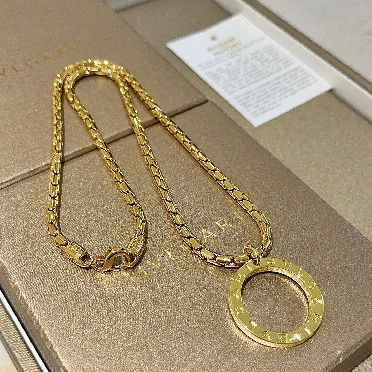 NO:386560,Bulgari necklace V gold material.BVLGARI Bulgari DIVAS' DREAM series. Perfect appearance, invincible details, the unique color is completely impeccable, and is decorated with a classic ring shape design. It is simple but elegant and eye-catching. The combination of 18K gold makes the complexion look more elegant and charming. The same style as men and women. Bulgari necklace. Recommended products: 60 cm in total, fine jewelry, bottega veneta, bvlgari, bvlgari, necklace19860909批.宝格丽项链V金材质 .BVLGARI宝格丽 DIVAS‘ DREAM 系列 品相完美,细节无敌,那种独特的色泽完全无可挑剔,再缀以经典指环外形设计,简约之余却又优雅夺目,18K金的组合更显气色,上身雅致动人.男女同款 宝格丽项链 爆品推荐 总长60厘米,饰品精品,bottega veneta,bvlgari,bvlgari,necklace,Jewelry