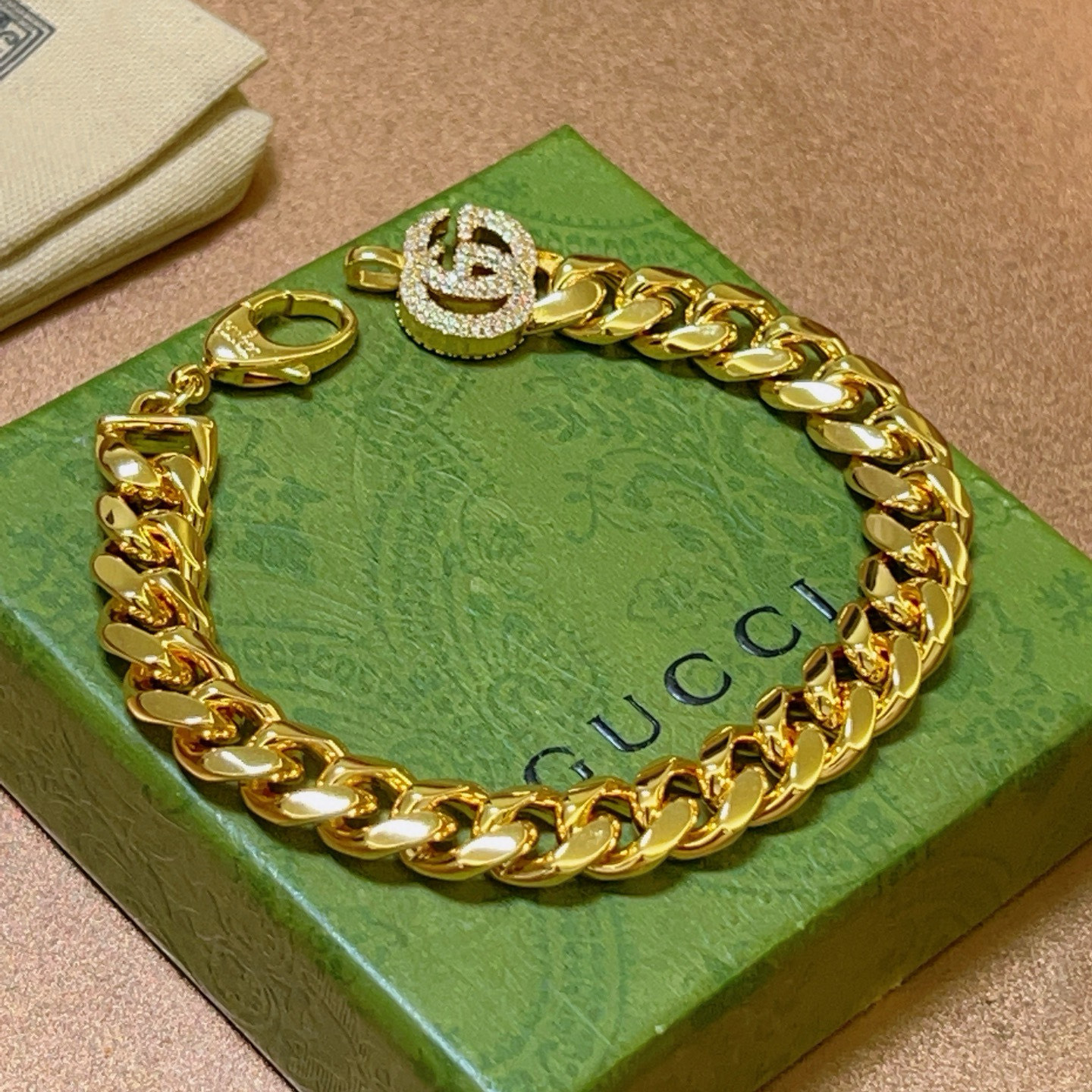 NO:386578,. Gucci New Year of the Snake New Model 2025 is released. The latest classic model of Gucci Gucci bracelet is exquisite, regardless of style or texture. It is absolutely top feel. Just take a look and you can understand the original logo. Super nice. The most suitable choice for matching clothes. It is a must-have artifact for men and women. Number of codes 18 20 22 24 cm. Simple and atmospheric, low-key and luxurious, fine jewelry, gucci, gucci, bracelet19860909批 . 古驰蛇年新款推荐款2025最新出炉 Gucci古驰手链最新款经典款 精致无论款式 质感 都是绝对的顶尖feel 只要看一眼就懂了原版logo 超 nice 搭配衣服最适合的选择,男女同款必备神器 码数18 20 22 24厘米 简单又大气,低调显奢华,饰品精品,gucci,gucci,bracelet,Jewelry