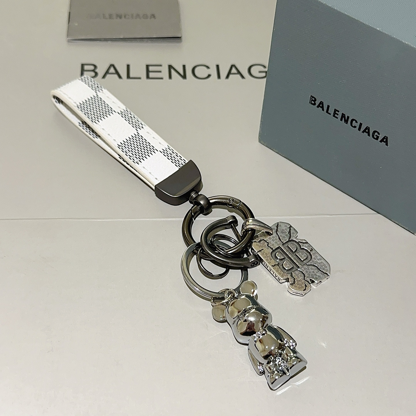 NO:386541,New products released Balenciaga bag hanging keychain Balenciaga keychain The latest bag hanging decoration is higher grade star style classic co-branded design concept keychain series Detailed version aging Non-market glossy version This model has been released. Balenciaga is very easy to match with trendy backpacks, jewelry quality, balenciaga, backpacks, keychain19860909批新品发布 巴黎世家包包挂饰钥匙扣 巴黎世家钥匙扣 最新款包包挂饰档次更高明星同款 经典款联名设计理念钥匙扣系列 细节对版做旧处理 非市面亮面版型 这款一直在出 巴黎世家里面热卖款 非常好搭配潮流背包,饰品精品,balenciaga,backpacks,keychain,Jewelry