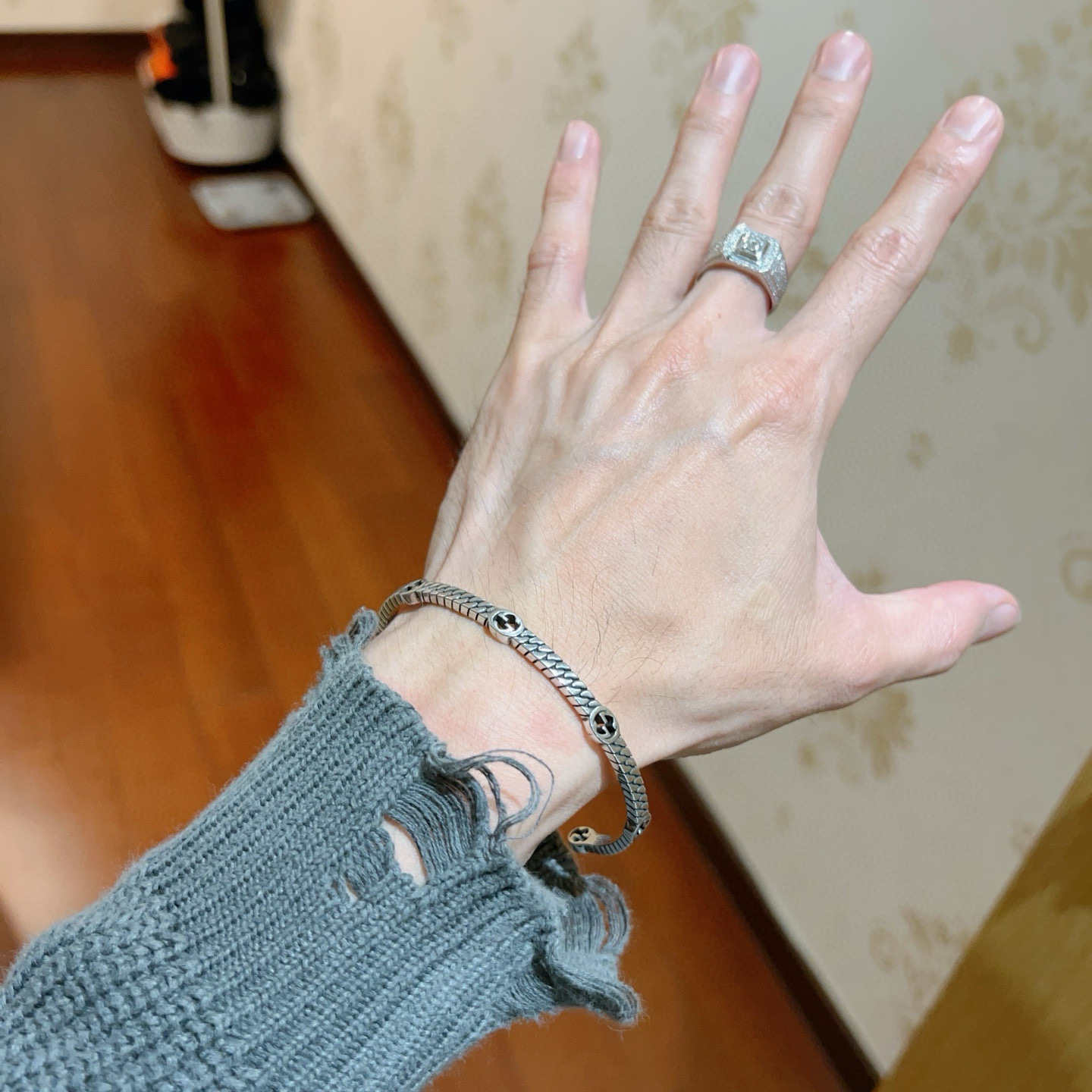 “Handmade Gucci Gucchi Bracelet: A Modern Twist on Classic Design” - 图片 3