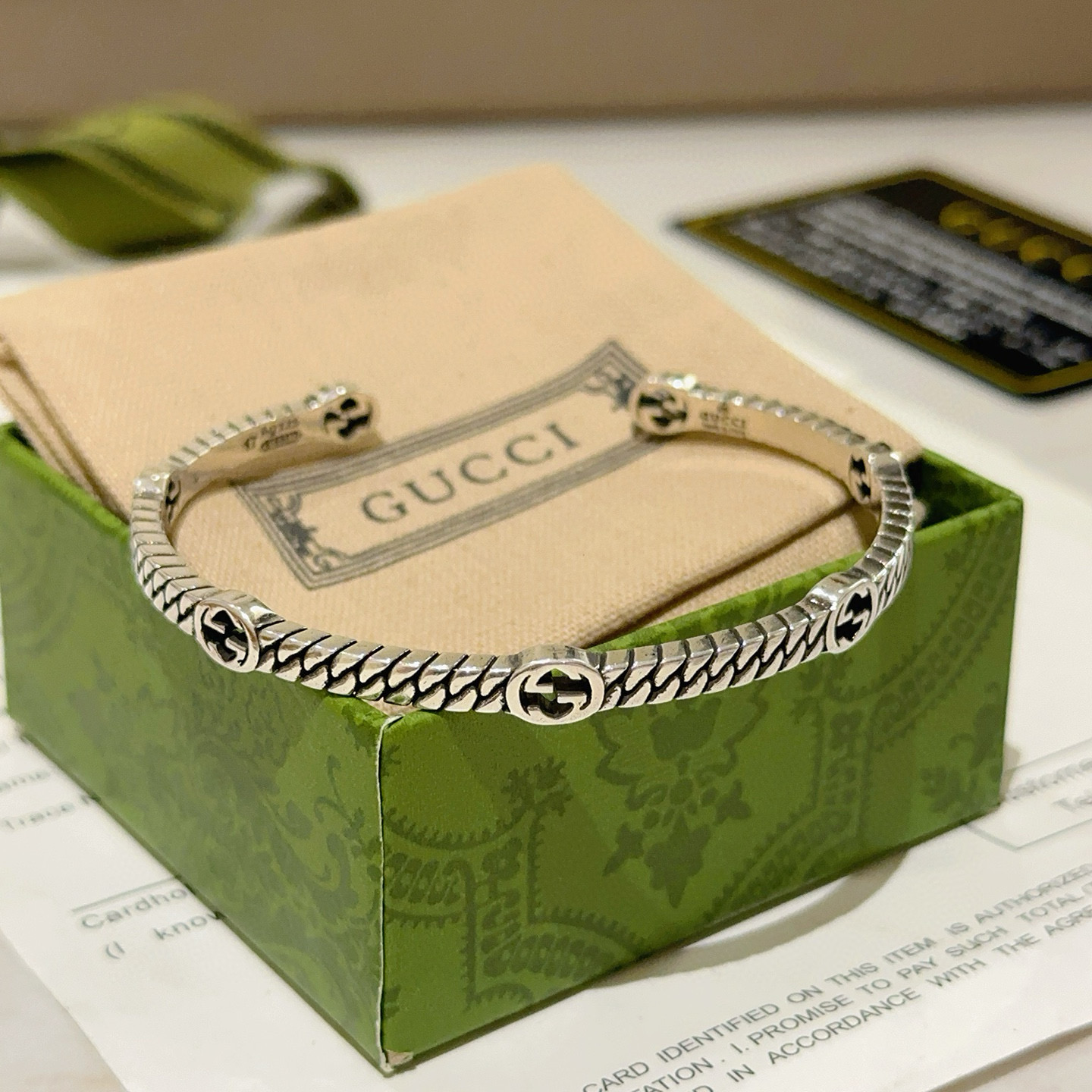 “Handmade Gucci Gucchi Bracelet: A Modern Twist on Classic Design” - 图片 2