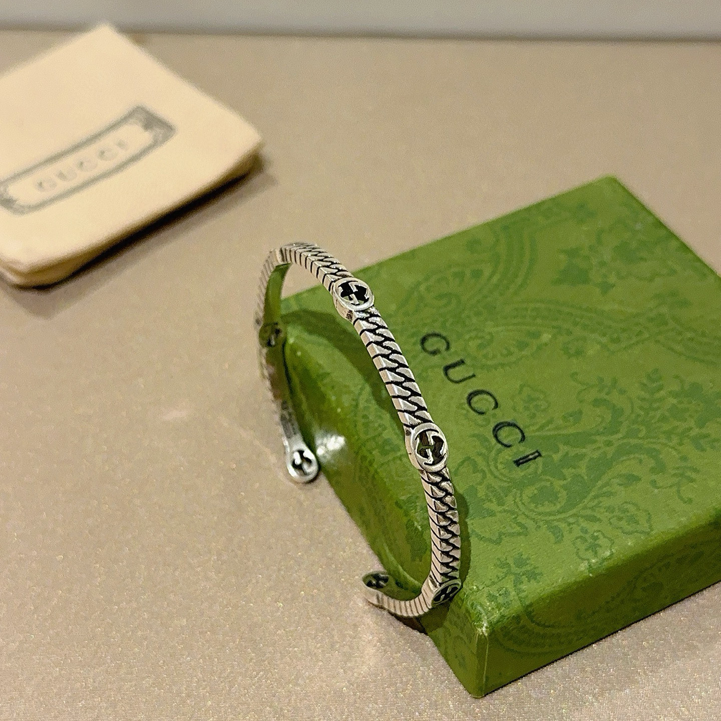 “Handmade Gucci Gucchi Bracelet: A Modern Twist on Classic Design” - 图片 8
