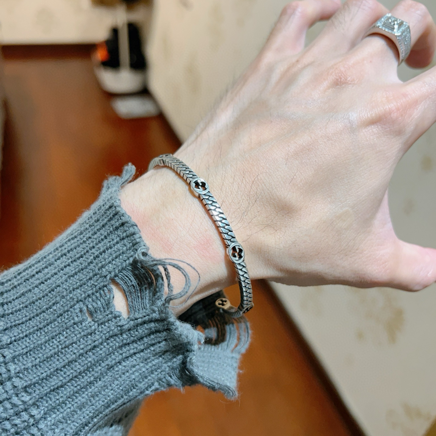 “Handmade Gucci Gucchi Bracelet: A Modern Twist on Classic Design” - 图片 4