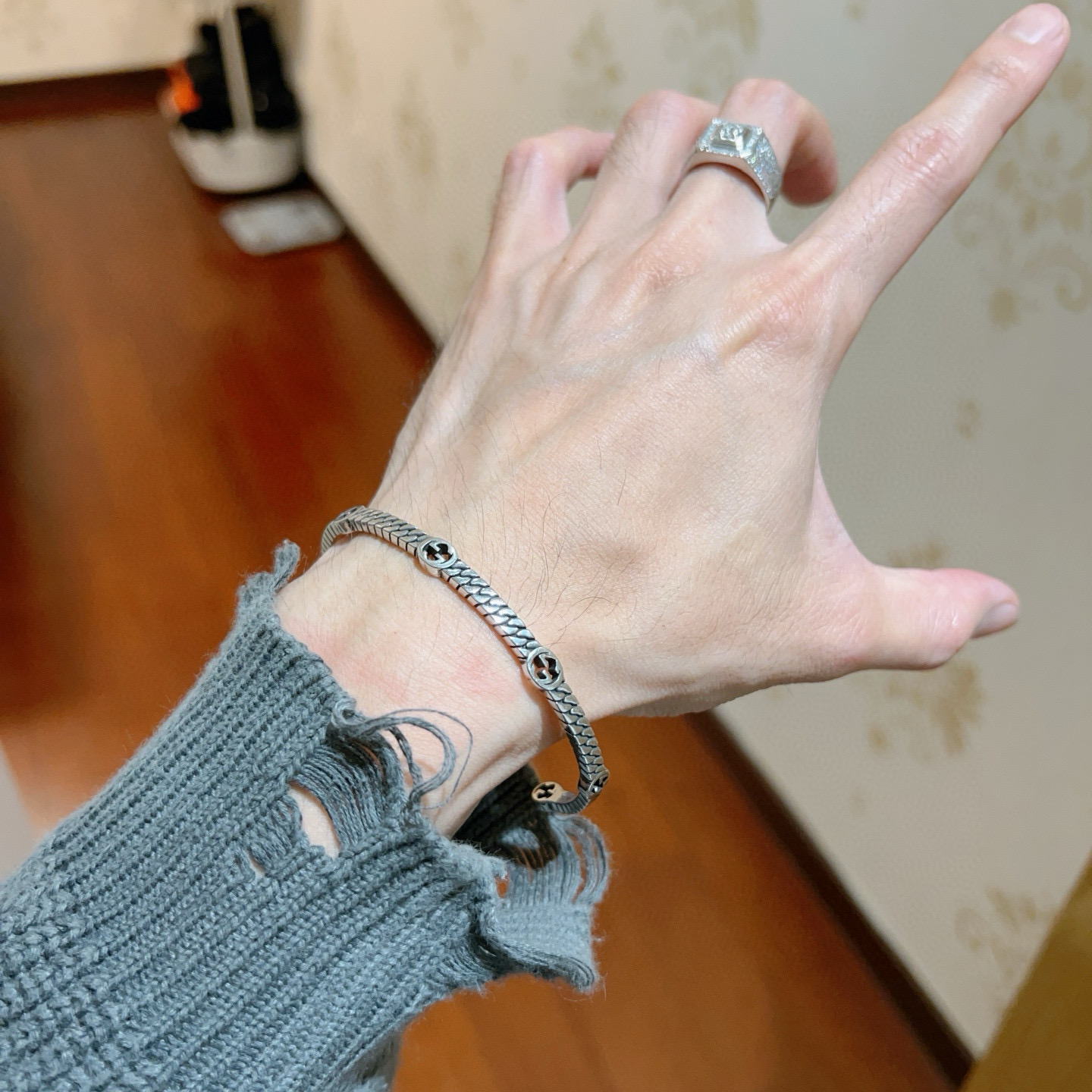 “Handmade Gucci Gucchi Bracelet: A Modern Twist on Classic Design” - 图片 6