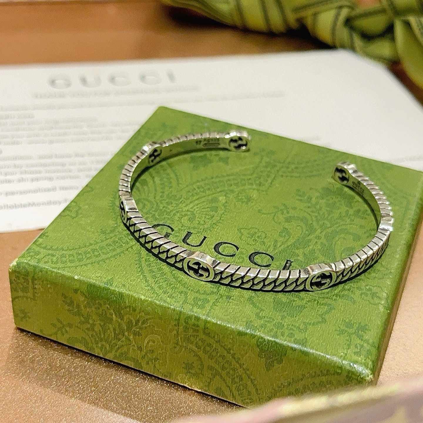 “Handmade Gucci Gucchi Bracelet: A Modern Twist on Classic Design” - 图片 1