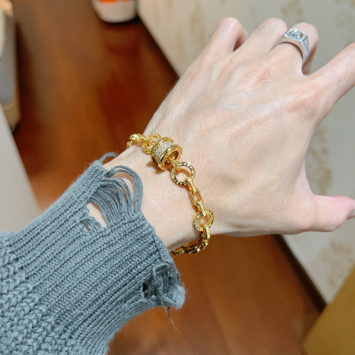 “BVLGARI DVDAS’ DREAM Series: Impeccable Detail, Unique Color, Elegant V Gold Bracelet Sizes” - 图片 6