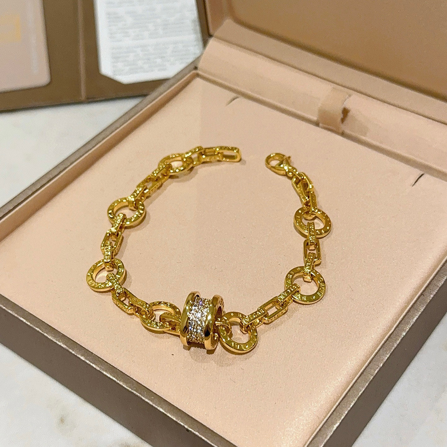 “BVLGARI DVDAS’ DREAM Series: Impeccable Detail, Unique Color, Elegant V Gold Bracelet Sizes” - 图片 4