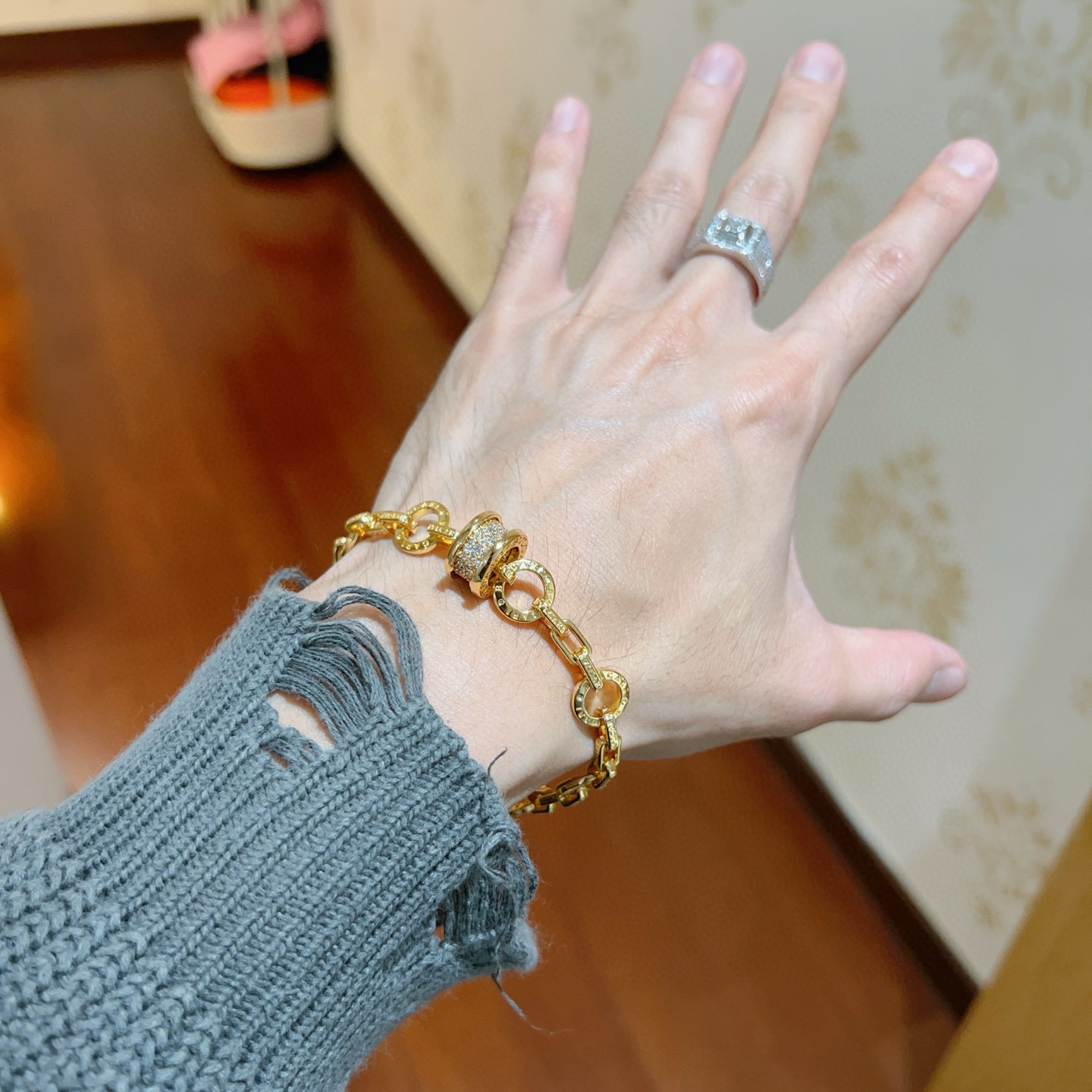 “BVLGARI DVDAS’ DREAM Series: Impeccable Detail, Unique Color, Elegant V Gold Bracelet Sizes” - 图片 3