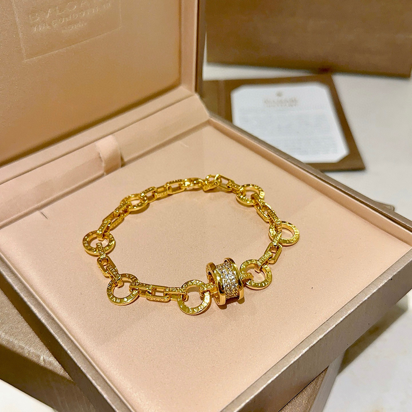 “BVLGARI DVDAS’ DREAM Series: Impeccable Detail, Unique Color, Elegant V Gold Bracelet Sizes” - 图片 5