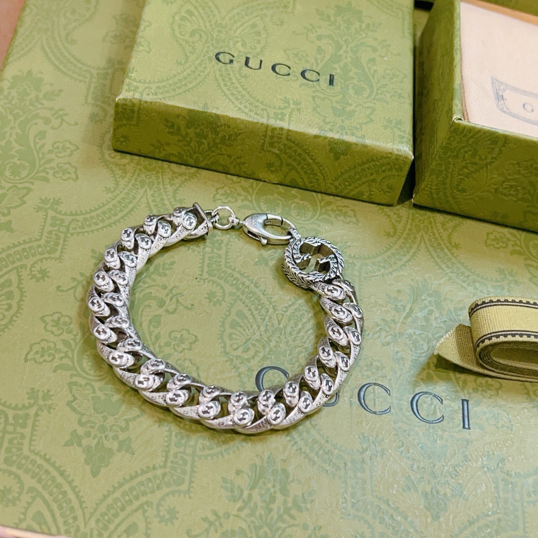NO:378522,2025 latest release The latest classic model of Gucci bracelet is exquisite, regardless of style or texture, and you can understand the original logo at a glance. Super nice. The best choice for matching clothes, a must-have artifact for men and women, jewelry quality, gucci, gucci, bracelet19860909批. 2025最新出炉 Gucci古驰手链最新款的经典款 精致无论款式 质感 都是绝对的顶尖feel 只要看一眼就懂了原版logo 超 nice 搭配衣服最佳的选择,男女同款必备神器,饰品精品,gucci,gucci,bracelet,Jewelry
