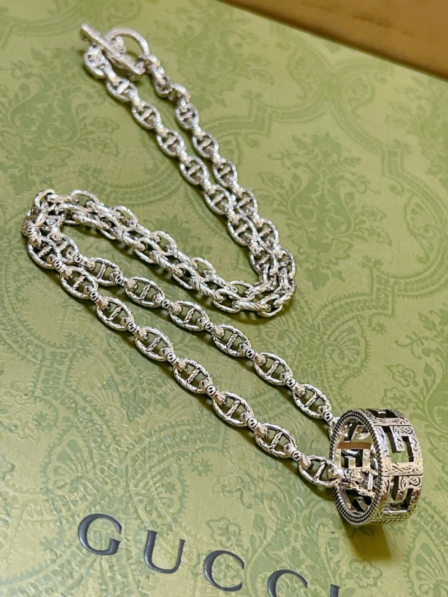 NO:378538,No explosion or release, the first choice for online celebrities selling goods in Douyin, the latest model of Gucci necklace, the chain grade is higher, the same style, Anger Forest series, double G design concept, retro classic series Gucci necklace, makes high-end clothes more elegant, and more brand-name and personality when going out, details are used to treat the version, non-market bright style, this model has been released, Gucci is very easy to match, fine jewelry, gucci, necklace19860909批  不爆不发 抖音带货网红首选 古驰项链最新款链条档次更高明星同款Anger Forest系列双g设计理念复古经典系列古驰项链 让高档的衣服搭配更有气质 出去更有牌面和个性 细节对版做旧处理 非市面亮面版型 这款一直在出 古驰里面热卖款 非常好搭配,饰品精品,gucci,necklace,Jewelry