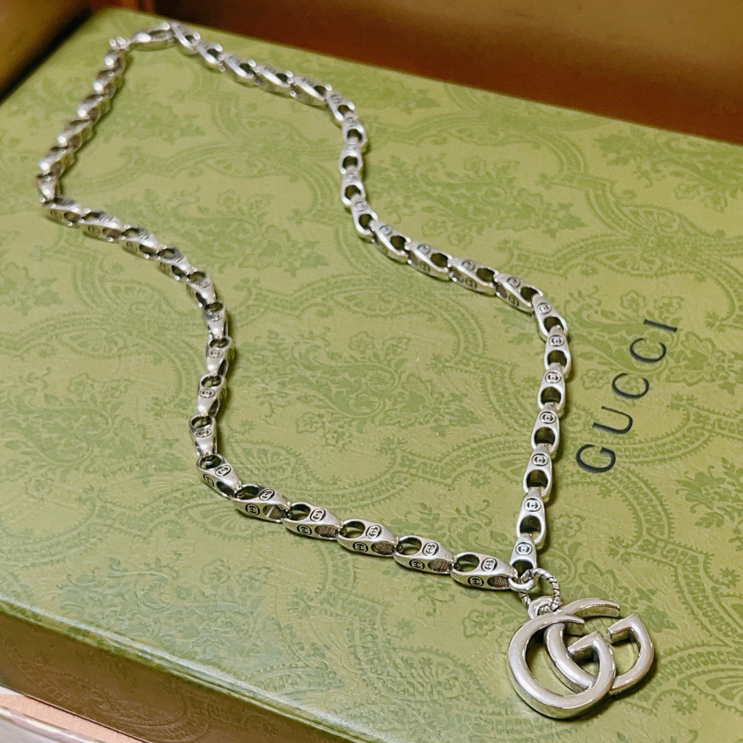 NO:378542,No explosion or release, the first choice for online celebrities selling goods in Douyin, the latest model of Gucci necklace, the chain grade is higher, the same style as star Anger Forest series double G design concept retro Gucci necklace, makes high-end clothes more elegant, and makes them more brand-name and personality when going out, details are used to treat the version, non-market bright style, this model has been released, Gucci is very easy to match, fine jewelry, gucci, necklace19860909批  不爆不发 抖音带货网红首选 古驰项链最新款链条档次更高明星同款Anger Forest系列双g设计理念复古古驰项链 让高档的衣服搭配更有气质 出去更有牌面和个性 细节对版做旧处理 非市面亮面版型 这款一直在出 古驰里面热卖款 非常好搭配,饰品精品,gucci,necklace,Jewelry