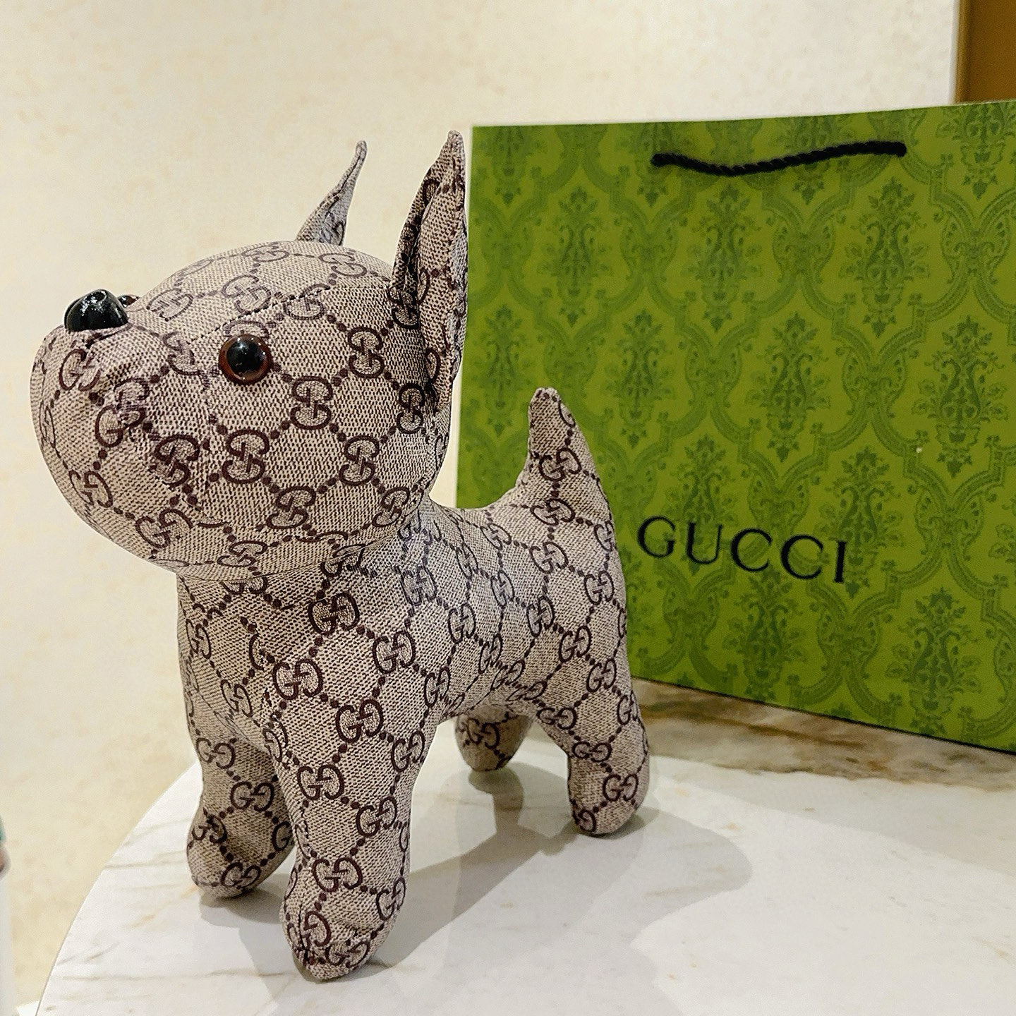 NO:378565,Batch. Hot products are coming. Gucci official website first new product dog doll is available for sale exclusively with high quality. New product exported to France. Gucci's puppy doll is exclusively movable joints, pure handmade craftsmanship, texture and fullness are all in place. There are not many spots, slow hands are super cute. Looking forward to my puppy. Put it in the car and put it at home. It is full of high-end 30cm size, fine jewelry, gucci19860909批. 爆款来袭 古驰官网首发新品狗狗玩偶独家高品质发售 出口法国订单新品发布 ,古驰的的一款小狗公仔独家关节可动,纯手工制作工艺 质感 饱满度全部到位 现货不多,手慢无 超级可爱的 期待我的小狗.放车里放家里高级感满满 30cm的尺寸,饰品精品,gucci,Jewelry
