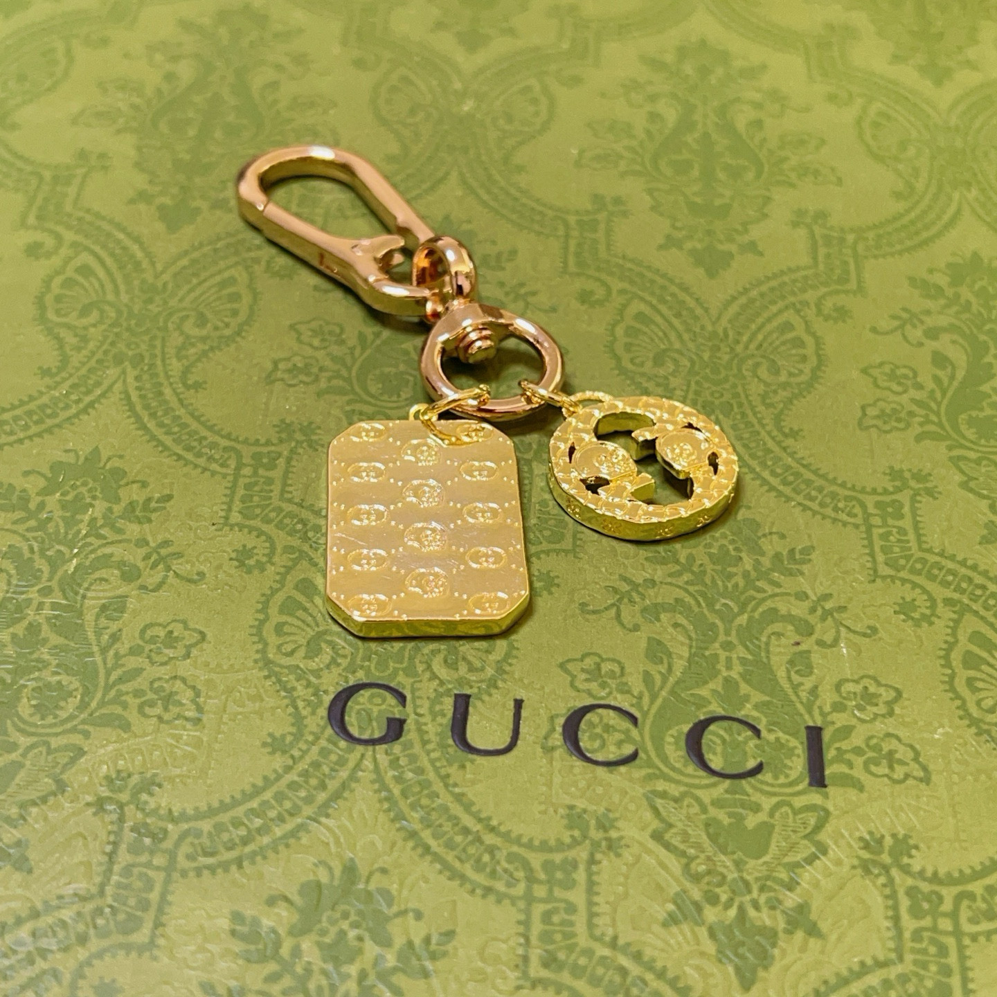 NO:378017,New product release Gucci keychain Gucci bag buckle Latest bag hanging accessories higher grade Celebrity same Anger Forest series dual G classic co-branded design concept keychain series Details are used for the old version Non-market glossy version This model has been released. Gucci is very good to match with trendy backpacks, jewelry boutiques, gucci, backpacks, keychain19860909批新品发布 古驰钥匙扣 古驰包包扣 最新款包包挂饰档次更高明星同款Anger Forest系列双G经典款联名设计理念钥匙扣系列 细节对版做旧处理 非市面亮面版型 这款一直在出 古驰里面热卖款 非常好搭配潮流背包,饰品精品,gucci,backpacks,keychain,Jewelry