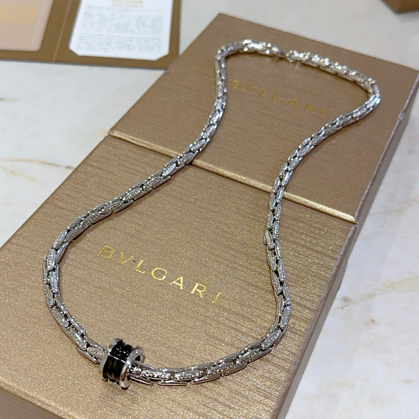 NO:378027,Bulgari necklace V gold material BVLGARI DIVAS’ DREAM series Perfect appearance and invincible details. The unique color is completely impeccable, and is decorated with a classic ring shape design. It is simple but elegant and eye-catching. The combination of V gold makes the complexion more elegant and charming. The same style as men and women Bulgari necklace, jewelry boutique, bottega veneta, bvlgari, bvlgari, necklace19860909批 宝格丽项链V金材质 BVLGARI宝格丽 DIVAS‘ DREAM 系列 品相完美,细节无敌,那种独特的色泽完全无可挑剔,再缀以经典指环外形设计,简约之余却又优雅夺目,V金的组合更显气色,上身雅致动人.男女同款 宝格丽项链,饰品精品,bottega veneta,bvlgari,bvlgari,necklace,Jewelry