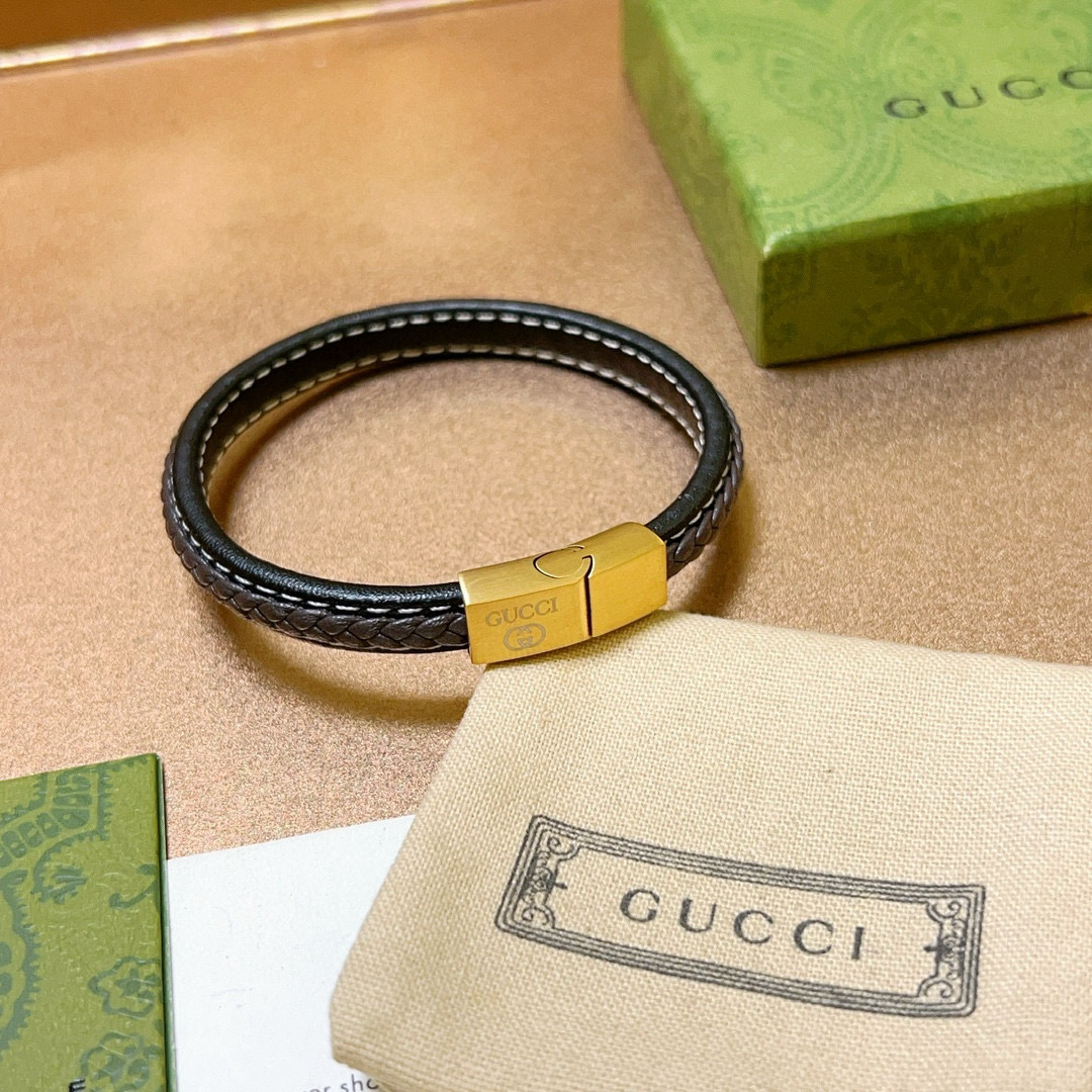 NO:378046,Batch new products are available. Gucci bracelet bracelet latest model pure handmade top layer cowhide material is higher grade. Stars same style. Anger Forest series double G classic series retro silver bracelet bracelet. Details are used to treat the version. Non-market glossy style. This model has been released. Gucci is very good at matching trendy clothes, jewelry quality, gucci, bracelet, cowhide19860909批 新品发售 古驰手绳手环最新款纯手工头层牛皮材质档次更高明星同款Anger Forest系列双G经典款系列复古银手链手绳 细节对版做旧处理 非市面亮面版型 这款一直在出 古驰里面热卖款 非常好搭配潮流衣服,饰品精品,gucci,bracelet,cowhide,Jewelry