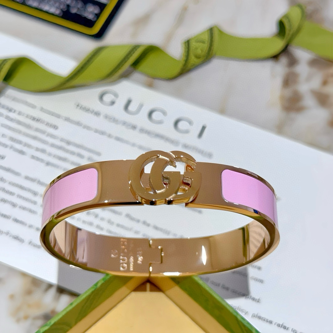 NO:378051,Gucci bracelet bracelets are handmade to create the latest bracelets with higher grades. Celebrities have the same style. Anger Forest series, dual G classic series. Gucci bracelets. Details are used to treat K gold. Non-market glossy styles. This model has been released. Gucci is very easy to match with trendy clothes, fine accessories, gucci, bracelet19860909批.古驰手镯手环纯手工打造最新款手镯档次更高明星同款Anger Forest系列双G经典款系列古驰手环 细节对版K金处理 非市面亮面版型 这款一直在出 古驰里面热卖款 非常好搭配潮流衣服,饰品精品,gucci,bracelet,Jewelry