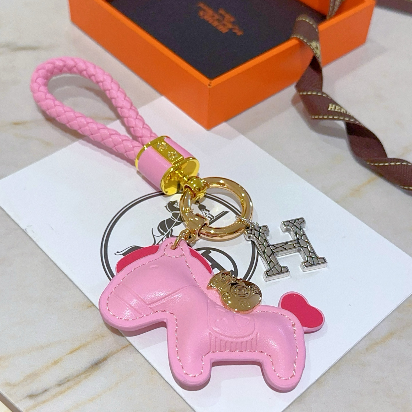 NO:378058,Purchase. New Hermes keychain thickened version, Platinum version. High-end precision version [color][color] Many internet celebrities same style. Hermes hanging decoration keychain is too challenging for the master's craftsmanship. It is not simple to ensure that every detail is in place. High-end customization, same style for men and women, Hermes is popular 1:1 super exquisite star. The same style k gold texture, and the high-end craftsmanship is created. Car keychain is really awesome, jewelry quality, hermes, hermes, keychain19860909批.新款Hermes爱马仕钥匙扣钥匙扣加厚版 铂金版.高级精工版[色][色]众多网红同款 爱马仕挂饰钥匙扣太考验师傅的手艺了 要确保每个细节都到位不简单[色][色] 高端定制 男女同款 爱马仕火爆 1:1超精赞明星 同款 k金质感,精工高端工艺打造出炉. 车钥匙扣上真的赞爆,饰品精品,hermes,hermes,keychain,Jewelry