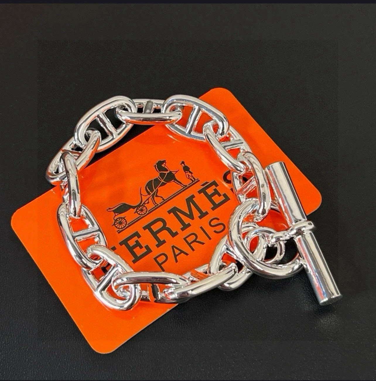 NO:378066,The new product is released. The Hermes pig nose bracelet is thickened with high-quality precision, the water chestnut is polished very carefully, the texture of K gold is used, and the classic shape makes you love it. It is very worth buying!  The reproduction process is perfectly created!  , jewelry boutique, hermes, bracelet19860909批.新品发布爱马仕猪鼻子手链,加厚版高级精工,菱角打磨非常细致,上手k金质感,经典造型让你爱不释手,非常值得入手！复刻工艺完美打造！,饰品精品,hermes,bracelet,Jewelry