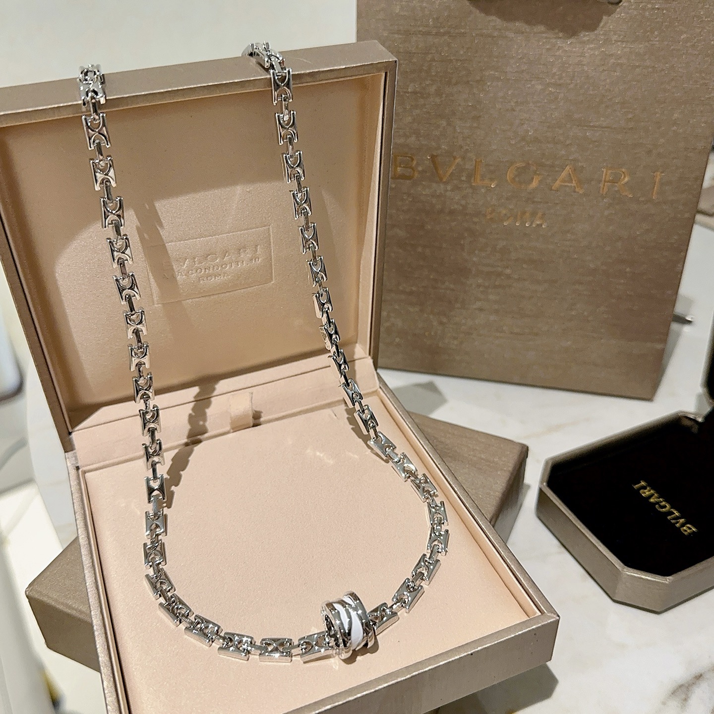 NO:378037,Bulgari necklace V gold material BVLGARI DIVAS’ DREAM series Perfect appearance and invincible details. The unique color is completely impeccable, and is decorated with a classic ring shape design. It is simple but elegant and eye-catching. The combination of V gold makes the complexion more elegant and charming. The same style as men and women Bulgari necklace, jewelry boutique, bottega veneta, bvlgari, bvlgari, necklace19860909批 宝格丽项链V金材质 BVLGARI宝格丽 DIVAS‘ DREAM 系列 品相完美,细节无敌,那种独特的色泽完全无可挑剔,再缀以经典指环外形设计,简约之余却又优雅夺目,V金的组合更显气色,上身雅致动人.男女同款 宝格丽项链,饰品精品,bottega veneta,bvlgari,bvlgari,necklace,Jewelry