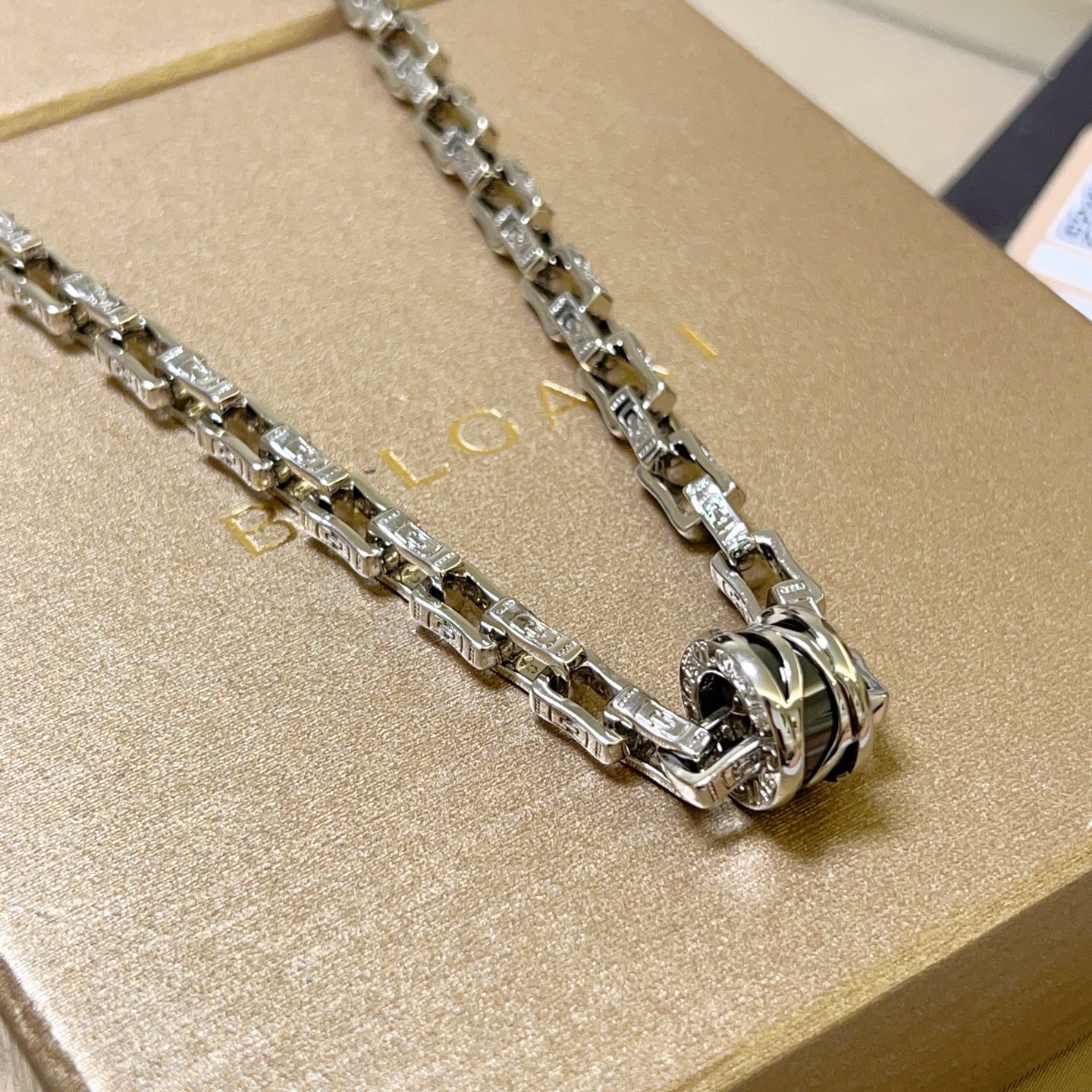 NO:378067,Bulgari necklace V gold material BVLGARI DIVAS' DREAM series Perfect appearance, invincible details, the unique color is completely impeccable, and is decorated with a classic ring shape design. It is simple but elegant and eye-catching. V gold material does not fade or oxidize, and the upper body is elegant and moving. The same style as men and women. Bulgari necklace, jewelry quality, bottega veneta, bvlgari, bvlgari, necklace19860909批 宝格丽项链V金材质 BVLGARI宝格丽 DIVAS‘ DREAM 系列 品相完美,细节无敌,那种独特的色泽完全无可挑剔,再缀以经典指环外形设计,简约之余却又优雅夺目,v金材质不退色不氧化 上身雅致动人.男女同款 宝格丽项链,饰品精品,bottega veneta,bvlgari,bvlgari,necklace,Jewelry