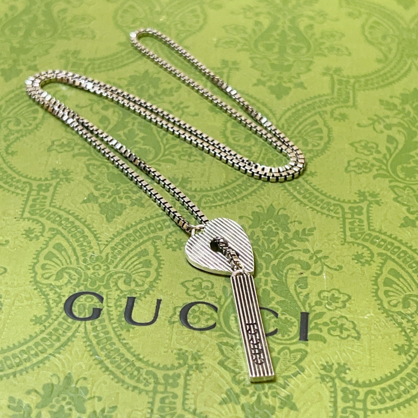 NO:378070,Batch: New products are released without any explosion. The first choice for online celebrities selling goods on Douyin. The latest model of Gucci necklace has a higher chain. Celebrities have the same style. The Anger Forest series double-g design concept retro necklace makes high-end clothes more elegant and more brand-name and personality when going out. Details are used to treat the version. Non-market bright style. This model has been released. Gucci is very good at matching. Premium accessories, gucci, necklace19860909批  新品发布不爆不发 抖音带货网红首选 古驰项链最新款链条档次更高明星同款Anger Forest系列双g设计理念复古项链 让高档的衣服搭配更有气质 出去更有牌面和个性 细节对版做旧处理 非市面亮面版型 这款一直在出 古驰里面热卖款 非常好搭配,饰品精品,gucci,necklace,Jewelry