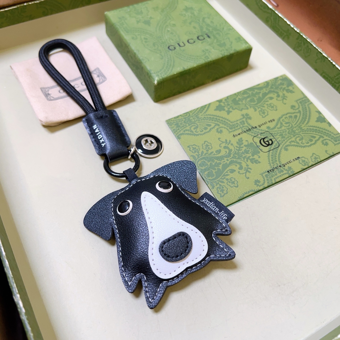 NO:378075,New product release Gucci keychain Gucci bag buckle Latest bag hanging accessories higher grade Celebrity same Anger Forest series dual G classic co-branded design concept keychain series Details are used for the old version Non-market glossy version This model has been released. Gucci is very good to match with trendy backpacks, jewelry boutiques, gucci, backpacks, keychain19860909批新品发布 古驰钥匙扣 古驰包包扣 最新款包包挂饰档次更高明星同款Anger Forest系列双G经典款联名设计理念钥匙扣系列 细节对版做旧处理 非市面亮面版型 这款一直在出 古驰里面热卖款 非常好搭配潮流背包,饰品精品,gucci,backpacks,keychain,Jewelry