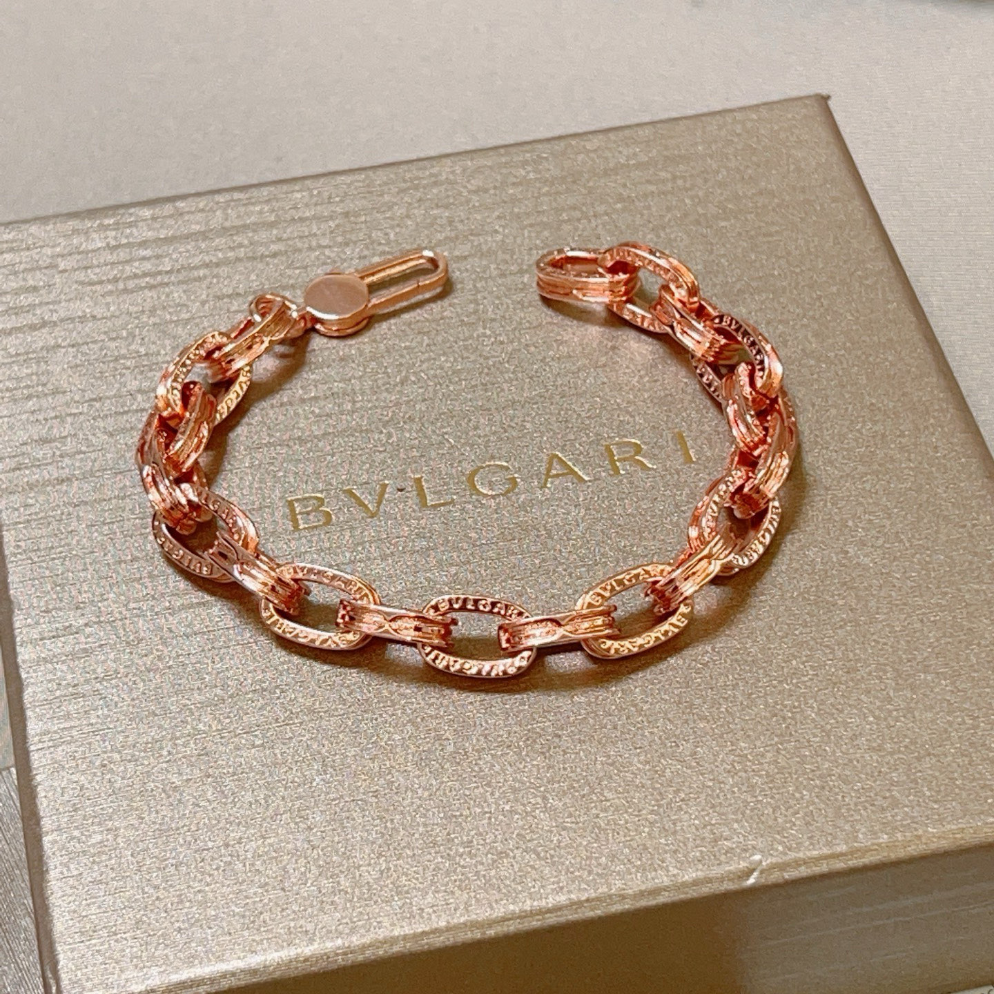 NO:378105,Bulgari bracelet V gold material BVLGARI DIVAS' DREAM series Perfect appearance, invincible details, the unique color is completely impeccable, and is decorated with a classic ring shape design. It is simple but elegant and eye-catching. The pure handmade combination of V gold makes the complexion look more elegant and attractive. The same style as men and women Bulgari bracelet size: 18 20 22 24 cm, fine jewelry, bottega veneta, bvlgari, bvlgari, bracelet19860909批.宝格丽手链V金材质 BVLGARI宝格丽 DIVAS‘ DREAM 系列 品相完美,细节无敌,那种独特的色泽完全无可挑剔,再缀以经典指环外形设计,简约之余却又优雅夺目,V金纯手工的组合更显气色,上手雅致动人.男女同款 宝格丽手链尺寸:18 20 22 24厘米,饰品精品,bottega veneta,bvlgari,bvlgari,bracelet,Jewelry