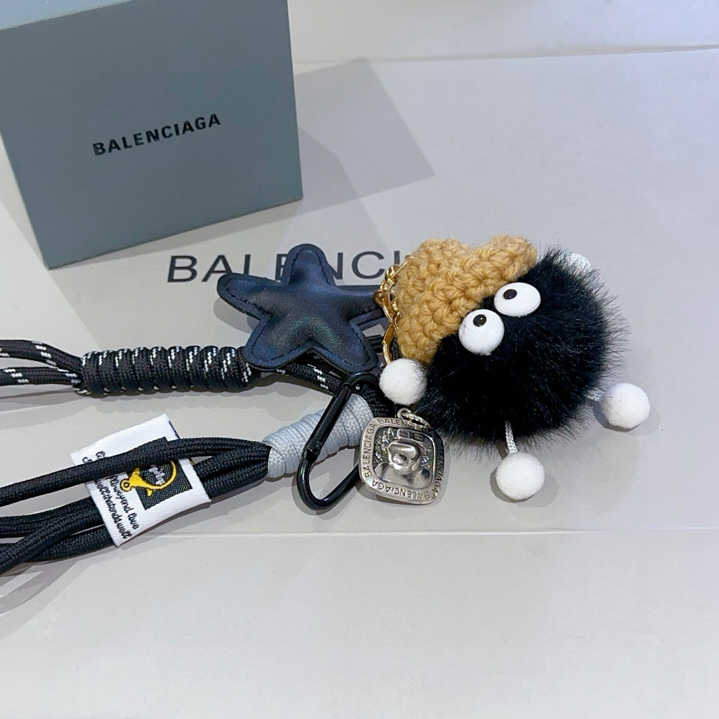 NO:378079,New products released Balenciaga bag hanging keychain Balenciaga keychain The latest bag hanging decoration is higher grade star style classic co-branded design concept keychain series Detailed version aging Non-market glossy version This model has been released. Balenciaga is very easy to match with trendy backpacks, jewelry quality, balenciaga, backpacks, keychain19860909批新品发布 巴黎世家包包挂饰钥匙扣 巴黎世家钥匙扣 最新款包包挂饰档次更高明星同款 经典款联名设计理念钥匙扣系列 细节对版做旧处理 非市面亮面版型 这款一直在出 巴黎世家里面热卖款 非常好搭配潮流背包,饰品精品,balenciaga,backpacks,keychain,Jewelry