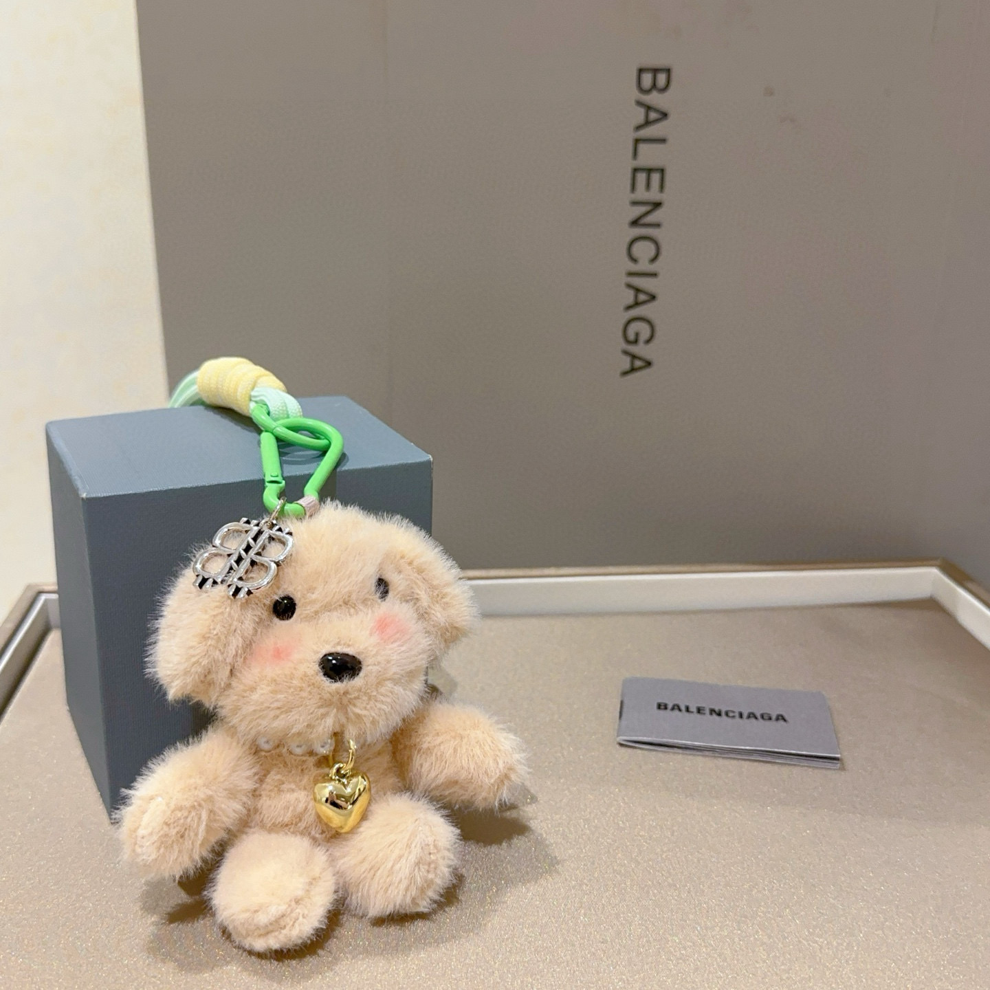 NO:378085,New products released Balenciaga bag hanging keychain Balenciaga keychain The latest bag hanging decoration is higher grade star style classic co-branded design concept keychain series Detailed version aging Non-market glossy version This model has been released. Balenciaga is very easy to match with trendy backpacks, jewelry quality, balenciaga, backpacks, keychain19860909批新品发布 巴黎世家包包挂饰钥匙扣 巴黎世家钥匙扣 最新款包包挂饰档次更高明星同款 经典款联名设计理念钥匙扣系列 细节对版做旧处理 非市面亮面版型 这款一直在出 巴黎世家里面热卖款 非常好搭配潮流背包,饰品精品,balenciaga,backpacks,keychain,Jewelry