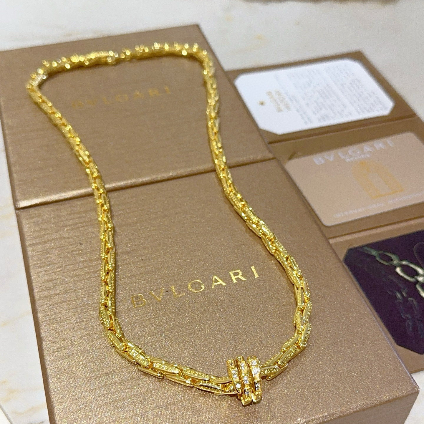 NO:378136,Bulgari necklace made of V gold BVLGARI DIVAS’ DREAM series Perfect appearance and invincible details. The unique color is completely impeccable, and is decorated with a classic ring shape design. It is simple but elegant and eye-catching. The combination of V gold makes the complexion more elegant and charming. The same style as men and women Bulgari necklace, jewelry boutique, bottega veneta, bvlgari, bvlgari, necklace19860909批.宝格丽项链V金材质 BVLGARI宝格丽 DIVAS‘ DREAM 系列 品相完美,细节无敌,那种独特的色泽完全无可挑剔,再缀以经典指环外形设计,简约之余却又优雅夺目,V金的组合更显气色,上身雅致动人.男女同款 宝格丽项链,饰品精品,bottega veneta,bvlgari,bvlgari,necklace,Jewelry