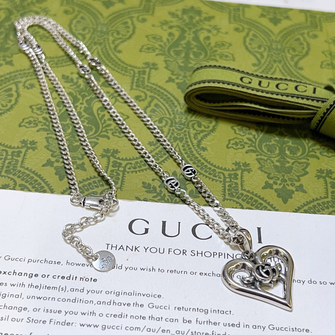 NO:378626,The latest model of Gucci necklace is higher in chain grade, star-like Anger Forest series double G Gucci necklace, details are used to treat the version, non-market bright style, this model has been released, Gucci is popular in it, very easy to match with trendy clothes, jewelry quality, gucci, necklace19860909批古驰项链最新款链条档次更高明星同款Anger Forest系列双G古驰项链 细节对版做旧处理 非市面亮面版型 这款一直在出 古驰里面热卖款 非常好搭配潮流衣服,饰品精品,gucci,necklace,Jewelry