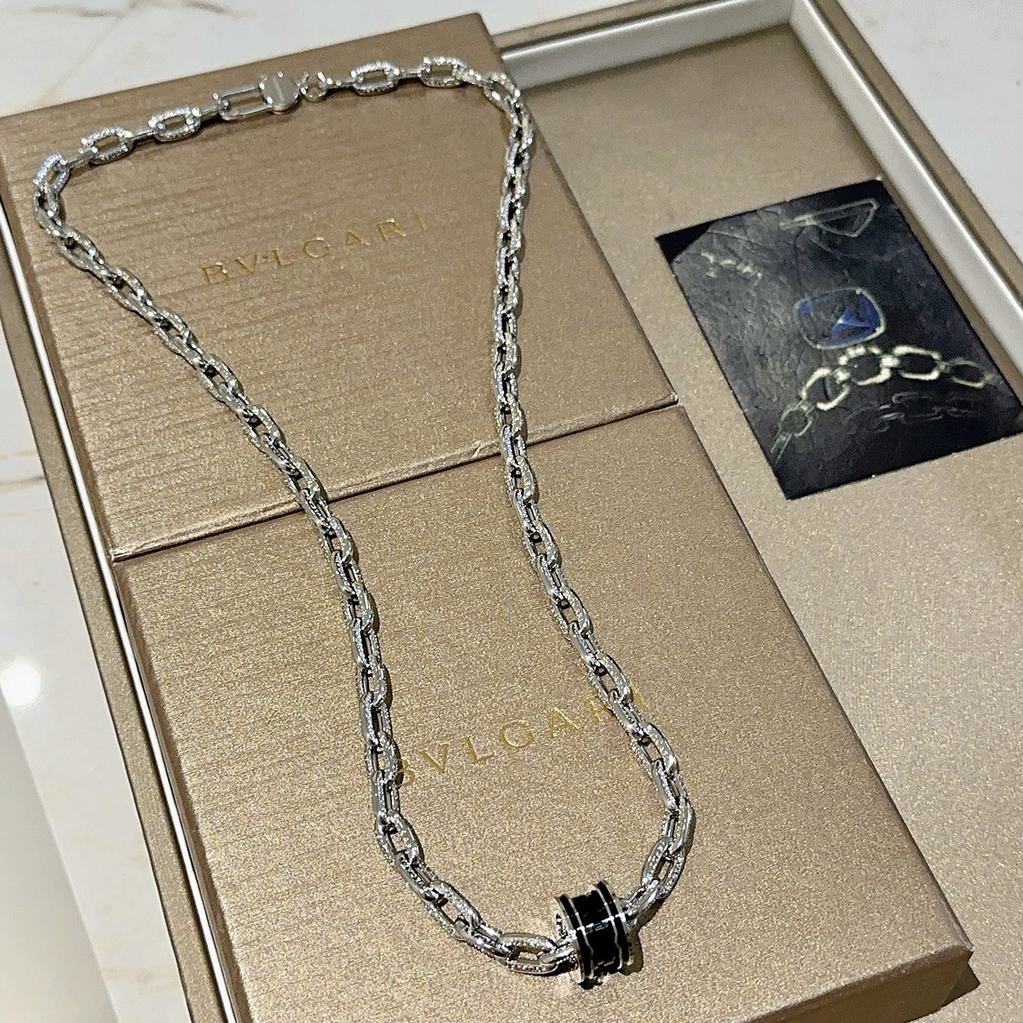 NO:378628,Batch. The whole full diamond inlay craft Bulgari necklace is made of V gold BVLGARI DIVAS’ DREAM series. The quality is perfect, the details are invincible, and the unique color is completely impeccable. It is decorated with a classic ring shape design. It is simple but elegant and eye-catching. The combination of V gold makes the complexion more elegant and the upper body is elegant and moving. The same style of men and women Bulgari necklace 60cm, jewelry quality, bottega veneta, bvlgari, bvlgari, necklace19860909批.整条满钻镶嵌工艺宝格丽项链V金材质 BVLGARI宝格丽 DIVAS‘ DREAM 系列 品相完美,细节无敌,那种独特的色泽完全无可挑剔,再缀以经典指环外形设计,简约之余却又优雅夺目,V金的组合更显气色,上身雅致动人.男女同款 宝格丽项链 60cm,饰品精品,bottega veneta,bvlgari,bvlgari,necklace,Jewelry