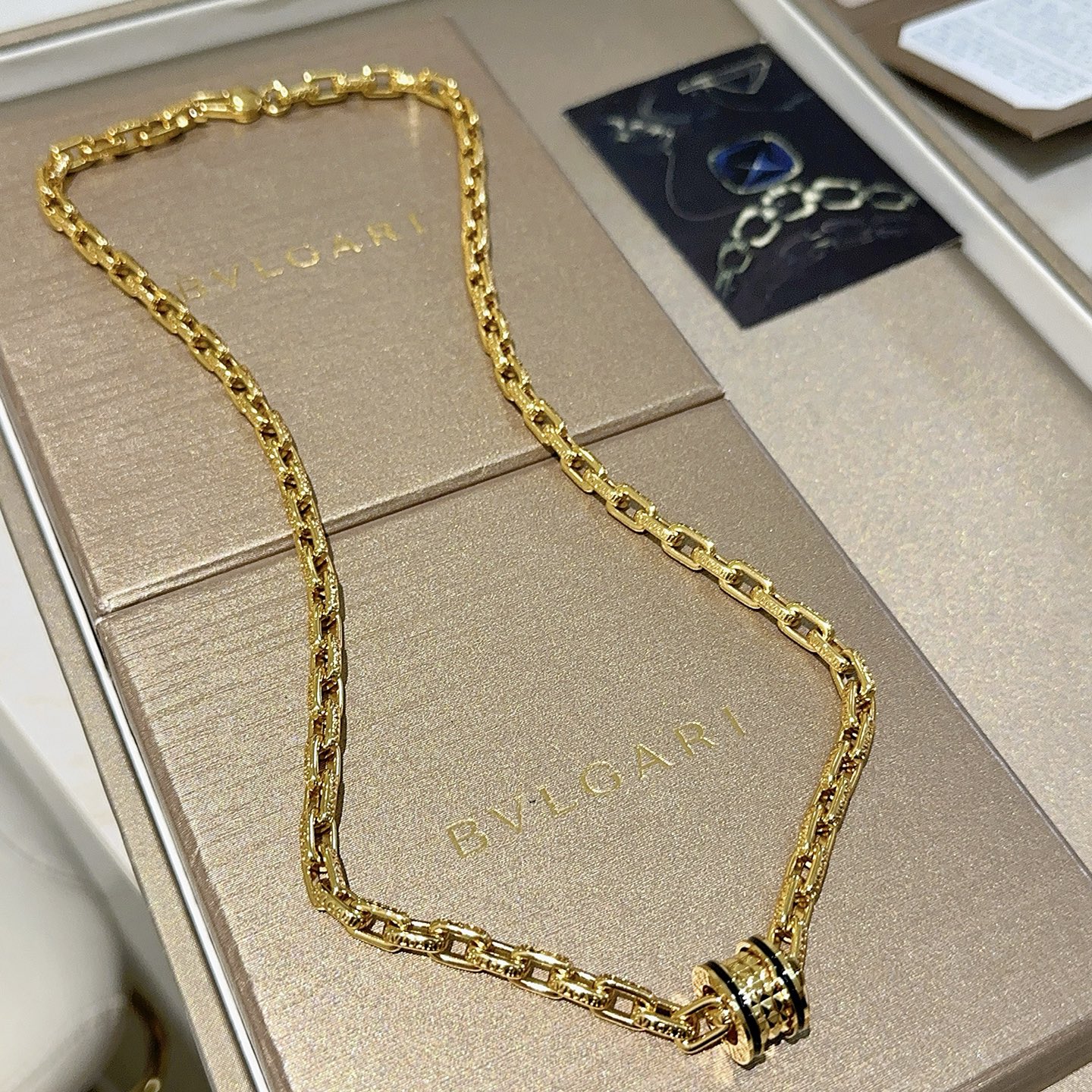 NO:378633,Bulgari necklace V gold material BVLGARI DIVAS’ DREAM series Perfect appearance and invincible details. The unique color is completely impeccable, and is decorated with a classic ring shape design. It is simple but elegant and eye-catching. The combination of V gold makes the complexion more elegant and charming. The same style as men and women Bulgari necklace 60cm, jewelry quality, bottega veneta, bvlgari, bvlgari, necklace19860909批.宝格丽项链V金材质 BVLGARI宝格丽 DIVAS‘ DREAM 系列 品相完美,细节无敌,那种独特的色泽完全无可挑剔,再缀以经典指环外形设计,简约之余却又优雅夺目,V金的组合更显气色,上身雅致动人.男女同款 宝格丽项链 60cm,饰品精品,bottega veneta,bvlgari,bvlgari,necklace,Jewelry