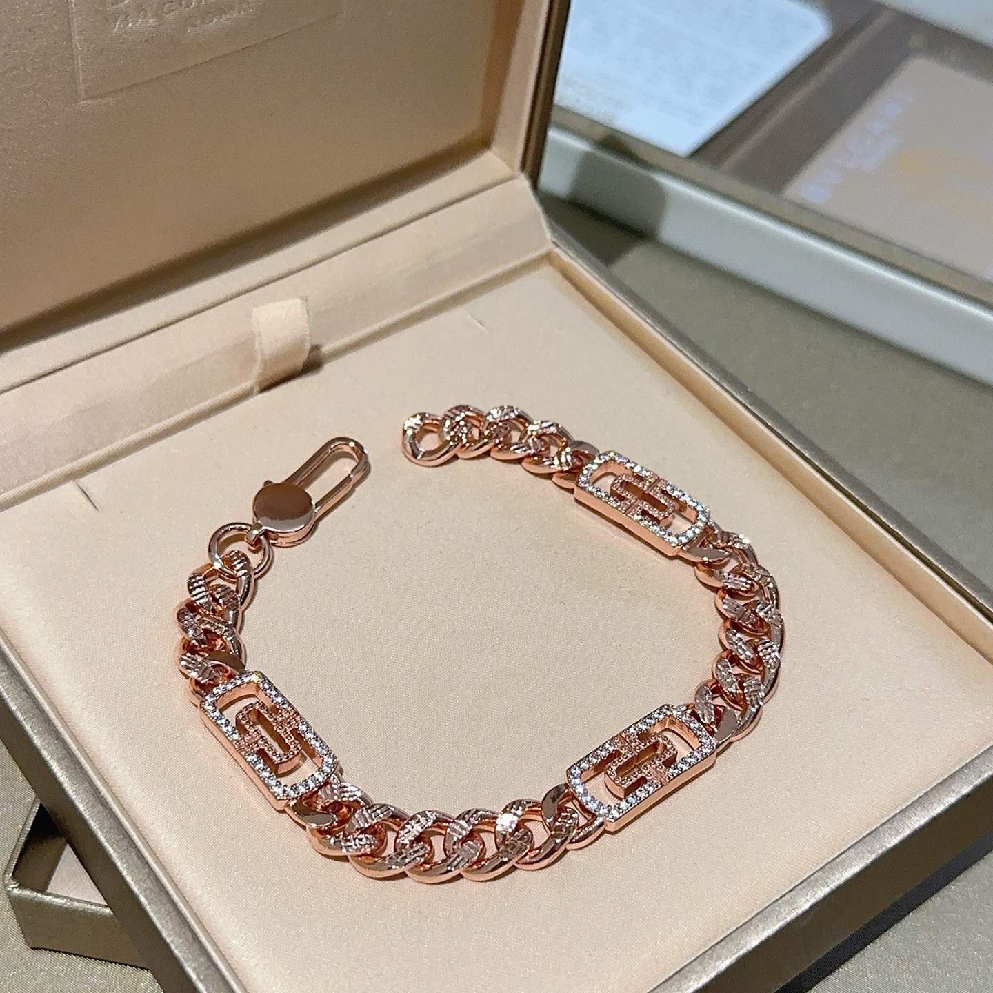 NO:378637,Bulgari bracelet V gold material BVLGARI DIVAS' DREAM series Perfect appearance, invincible details, the unique color is completely impeccable, and is decorated with a classic ring shape design. It is simple but elegant and eye-catching. The pure handmade combination of V gold makes the complexion look more elegant and attractive. The same style as men and women Bulgari bracelet size: 18 20 22 24 cm, fine jewelry, bottega veneta, bvlgari, bvlgari, bracelet19860909批.宝格丽手链V金材质 BVLGARI宝格丽 DIVAS‘ DREAM 系列 品相完美,细节无敌,那种独特的色泽完全无可挑剔,再缀以经典指环外形设计,简约之余却又优雅夺目,V金纯手工的组合更显气色,上手雅致动人.男女同款 宝格丽手链尺寸:18 20 22 24厘米,饰品精品,bottega veneta,bvlgari,bvlgari,bracelet,Jewelry