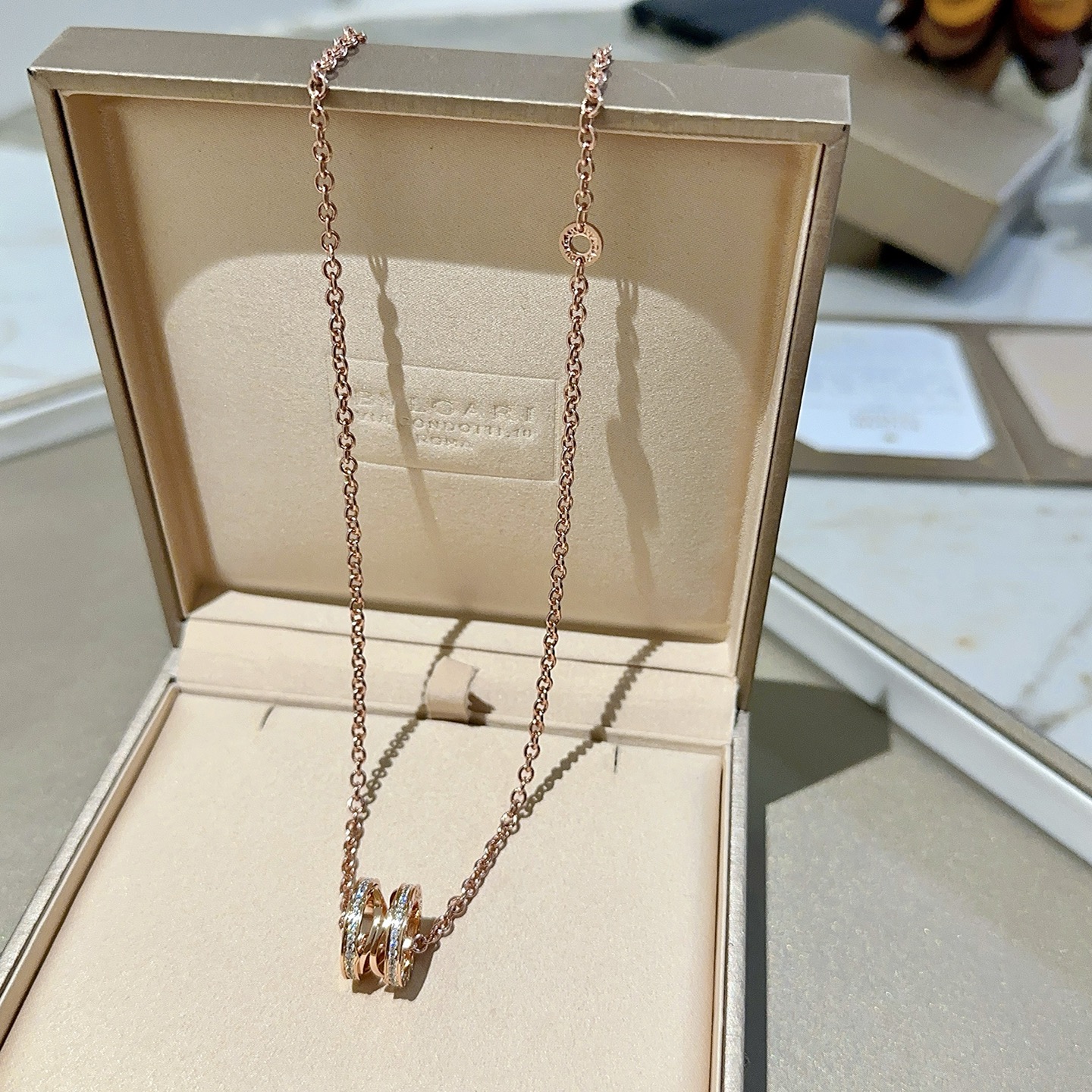 NO:378599,Bulgari necklace V gold material BVLGARI DIVAS’ DREAM series Perfect appearance and invincible details. The unique color is completely impeccable, and is decorated with a classic ring shape design. It is simple but elegant and eye-catching. The combination of V gold makes the complexion more elegant and charming. The same style as men and women Bulgari necklace 50 cm, jewelry quality, bottega veneta, bvlgari, bvlgari, necklace19860909批.宝格丽项链V金材质 BVLGARI宝格丽 DIVAS‘ DREAM 系列 品相完美,细节无敌,那种独特的色泽完全无可挑剔,再缀以经典指环外形设计,简约之余却又优雅夺目,V金的组合更显气色,上身雅致动人.男女同款 宝格丽项链 50厘米,饰品精品,bottega veneta,bvlgari,bvlgari,necklace,Jewelry