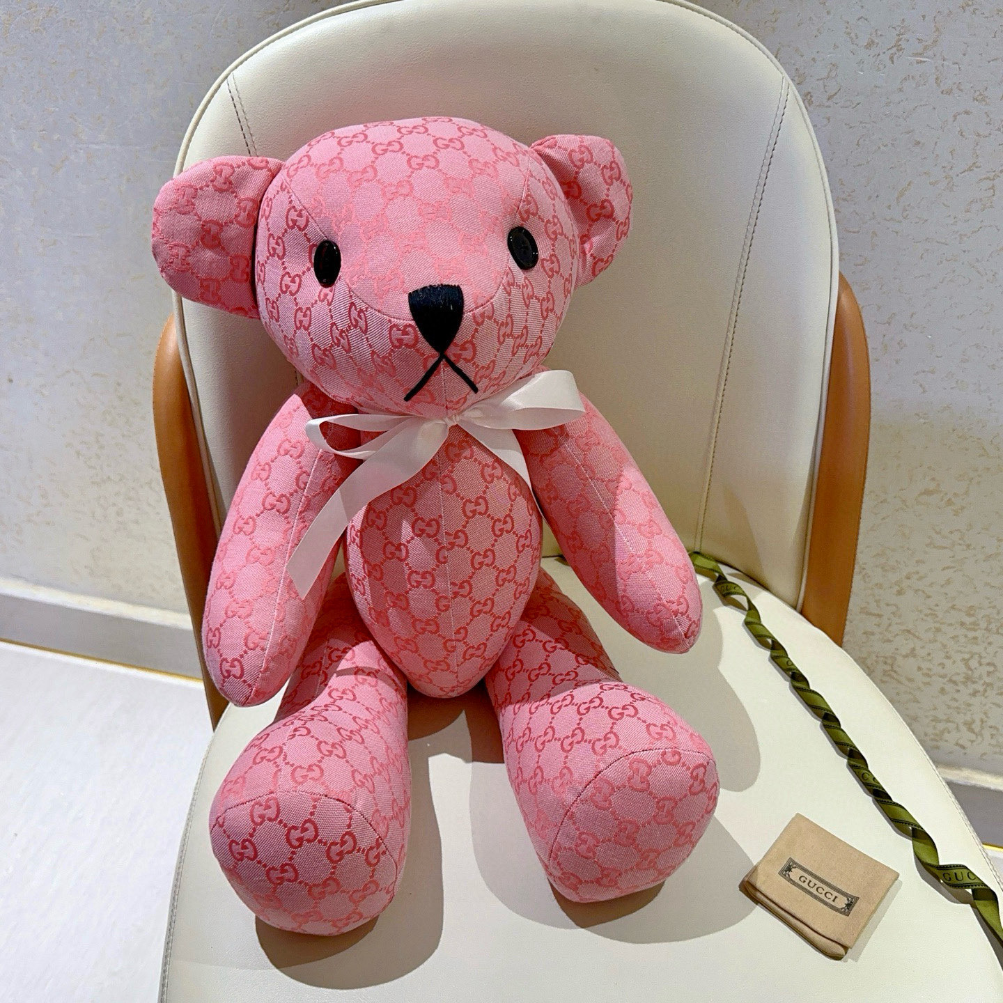 NO:378645,Batch. Extra large hits. Gucci official website first new product Bear doll is available for sale with exclusive high quality. New product exported to France. New product is released. Gucci's bear doll has exclusive joints that can be movable, pure handmade craftsmanship, texture and fullness are all in place. There are not many spots, and the hands are slow and have no time. Super cute. Looking forward to my bear. Put it in the car and put it at home. It is full of high-end 70cm size, and it is very fun to hold it in your hands., jewelry quality, gucci19860909批. 超大号爆款来袭 古驰官网首发新品小熊玩偶独家高品质发售 出口法国订单新品发布 ,古驰的的一款小熊公仔独家关节可动,纯手工制作工艺 质感 饱满度全部到位 现货不多,手慢无 超级可爱的 期待我的小熊.放车里放家里高级感满满 70cm的尺寸,抱在手里特别好玩.,饰品精品,gucci,Jewelry