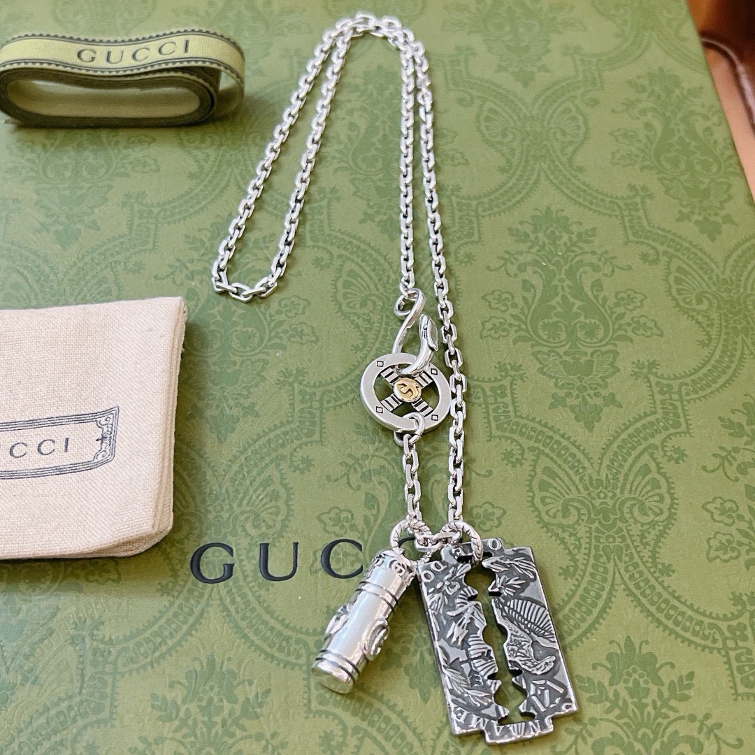 NO:379750,The latest model of Gucci necklace is higher in chain grade, star-like Anger Forest series double G Gucci necklace, chain length 60 cm can be changed length, unique charm design of blade, details to be used for the old version, non-market glossy version, this model has been released, Gucci is popular in it, very easy to match with trendy clothes, fine accessories, gucci, necklace19860909批古驰项链最新款链条档次更高明星同款Anger Forest系列双G古驰项链 链长60厘米可改长度 刀片独特魅力设计 细节对版做旧处理 非市面亮面版型 这款一直在出 古驰里面热卖款 非常好搭配潮流衣服,饰品精品,gucci,necklace,Jewelry
