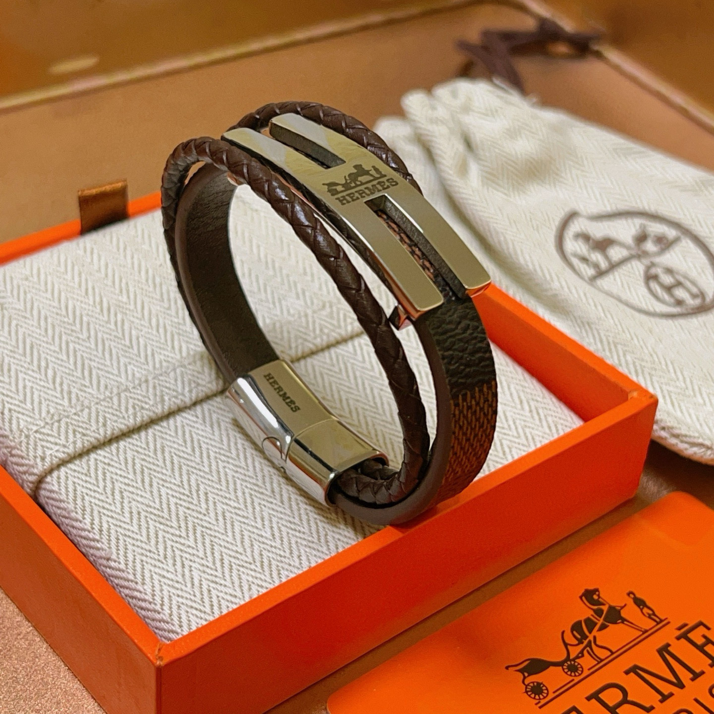 NO:379748,Batch new products are available. Hermes bracelet bracelet latest model pure handmade top layer cowhide material is higher grade. Stars same H series classic bracelet bracelet bracelet size: 19.5>21.5 cm Details are used to treat the version. Non-market bright style. This model has been released. Hermes is very popular. It is very easy to match with trendy clothes, jewelry quality, hermes, bracelet, cowhide19860909批 新品发售 爱马仕手绳手环最新款纯手工头层牛皮材质档次更高明星同款H系列系列经典款系列手链手绳 手绳尺寸:19.5>21.5厘米 细节对版做旧处理 非市面亮面版型 这款一直在出 爱马仕里面热卖款 非常好搭配潮流衣服,饰品精品,hermes,bracelet,cowhide,Jewelry