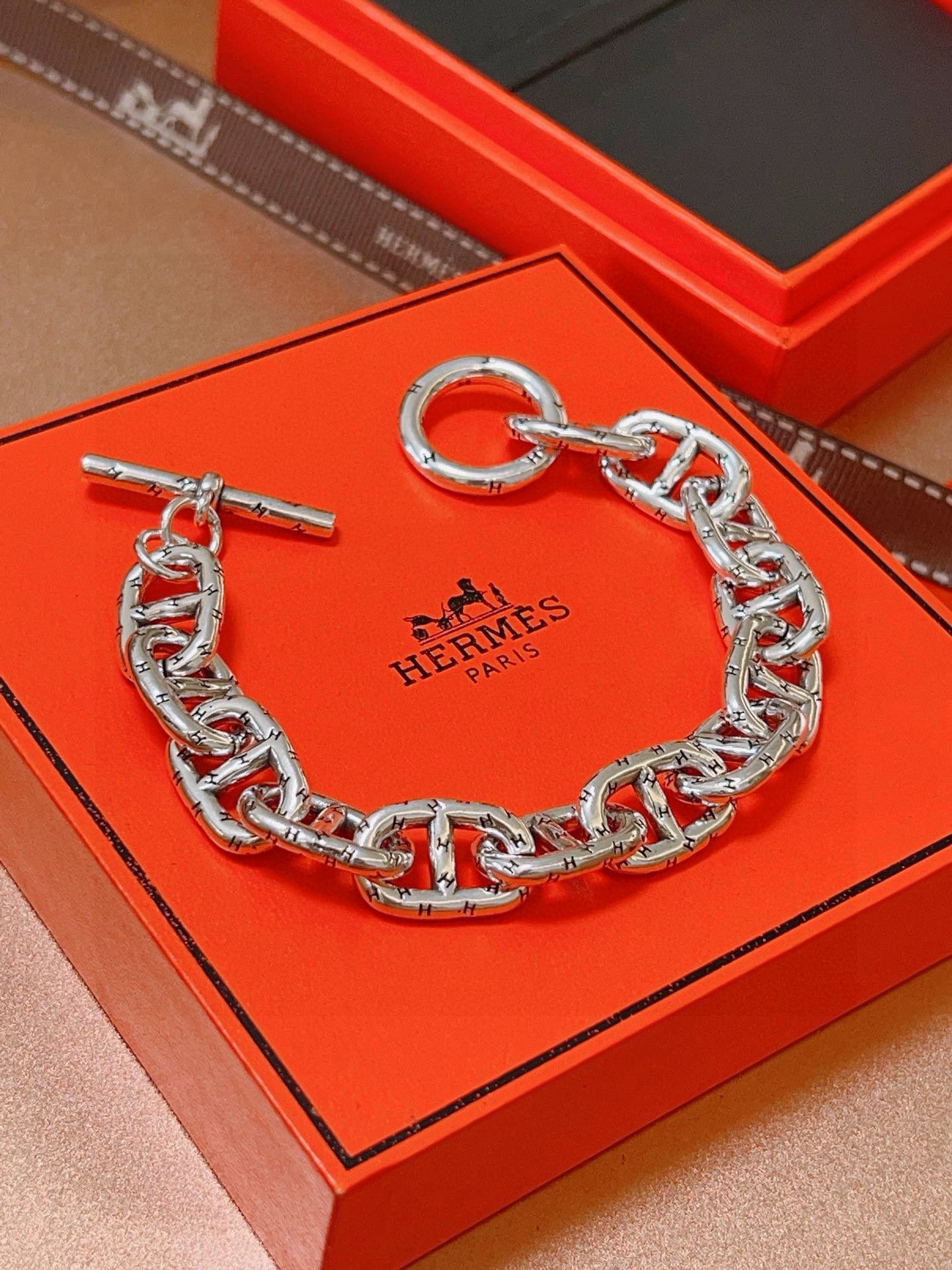NO:379757,Purchase. New Hermes bracelet thickened version, Platinum version. High-end precision version [color][color] Many internet celebrities have the same style. Hermes bracelets are so tested by the master's craftsmanship. It is not simple to ensure that every detail is in place. High-end customization, same style for men and women. Hermes is popular 1:1 super exquisite star. The same style k gold texture, and the high-end craftsmanship is created. It is really awesome to use, the jewelry is boutique, hermes, bracelet19860909批.新款爱马仕手链加厚版 铂金版.高级精工版[色][色]众多网红同款 爱马仕手链太考验师傅的手艺了 要确保每个细节都到位不简单[色][色] 高端定制 男女同款 爱马仕火爆 1:1超精赞明星 同款 k金质感,精工高端工艺打造出炉. 上手真的赞爆,饰品精品,hermes,bracelet,Jewelry